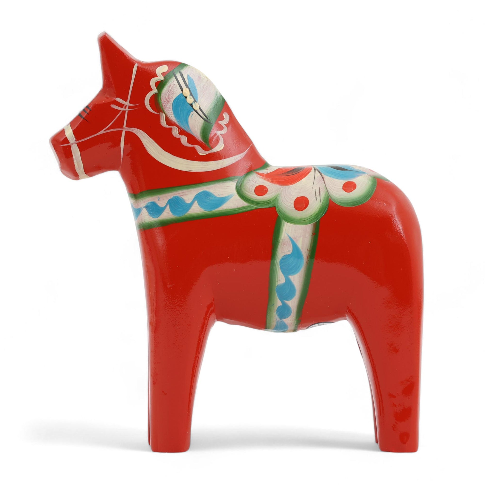 Grannas A. Olsson Hemslojd（グランナス オルソン ヘムスロイド）は、1922年にスウェーデン・ダーラナ地方ヌスナスで創業した世界最古のダラホース工房です。創業者のアンダース オルソン氏は、当初家族経営のパン屋から木工品製造へと転換し、弟らと協力してダラホースの生産を始めました。ひとつずつ選別されたスロースギ材（シルヤン湖周辺の赤松）を使い、木型の挽きから手彫り、下地塗装、さらに熟練のリップル（波模様）ペインターによるフリーハンド装飾を施します。その後、丁寧にニス仕上げされ、赤や白、青など伝統色に彩られた馬たちは、まさに「スウェーデンの象徴」として世界中の家庭や店舗に愛されています。伝統工房としての格式を受け継ぎつつも、パステルやモノトーン、限定柄などを加えることで、現代のインテリアにもマッチするデザイン性も追求しています。