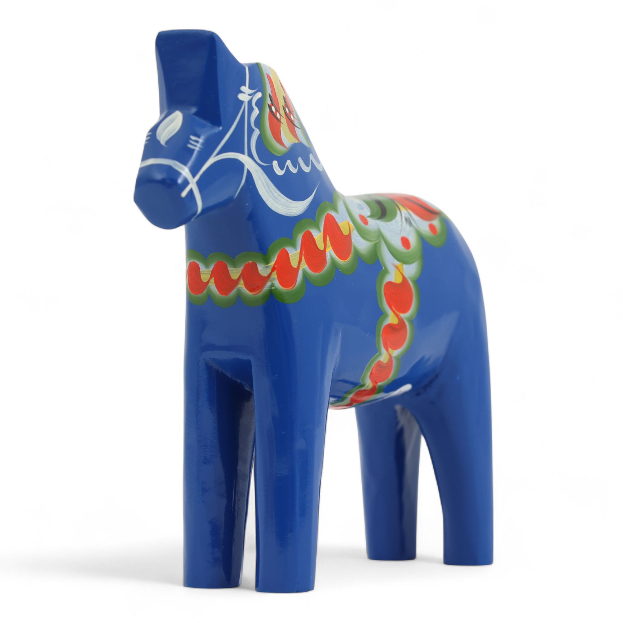 Grannas A. Olsson Hemslojd（グランナス オルソン ヘムスロイド）は、1922年にスウェーデン・ダーラナ地方ヌスナスで創業した世界最古のダラホース工房です。創業者のアンダース オルソン氏は、当初家族経営のパン屋から木工品製造へと転換し、弟らと協力してダラホースの生産を始めました。ひとつずつ選別されたスロースギ材（シルヤン湖周辺の赤松）を使い、木型の挽きから手彫り、下地塗装、さらに熟練のリップル（波模様）ペインターによるフリーハンド装飾を施します。その後、丁寧にニス仕上げされ、赤や白、青など伝統色に彩られた馬たちは、まさに「スウェーデンの象徴」として世界中の家庭や店舗に愛されています。伝統工房としての格式を受け継ぎつつも、パステルやモノトーン、限定柄などを加えることで、現代のインテリアにもマッチするデザイン性も追求しています。