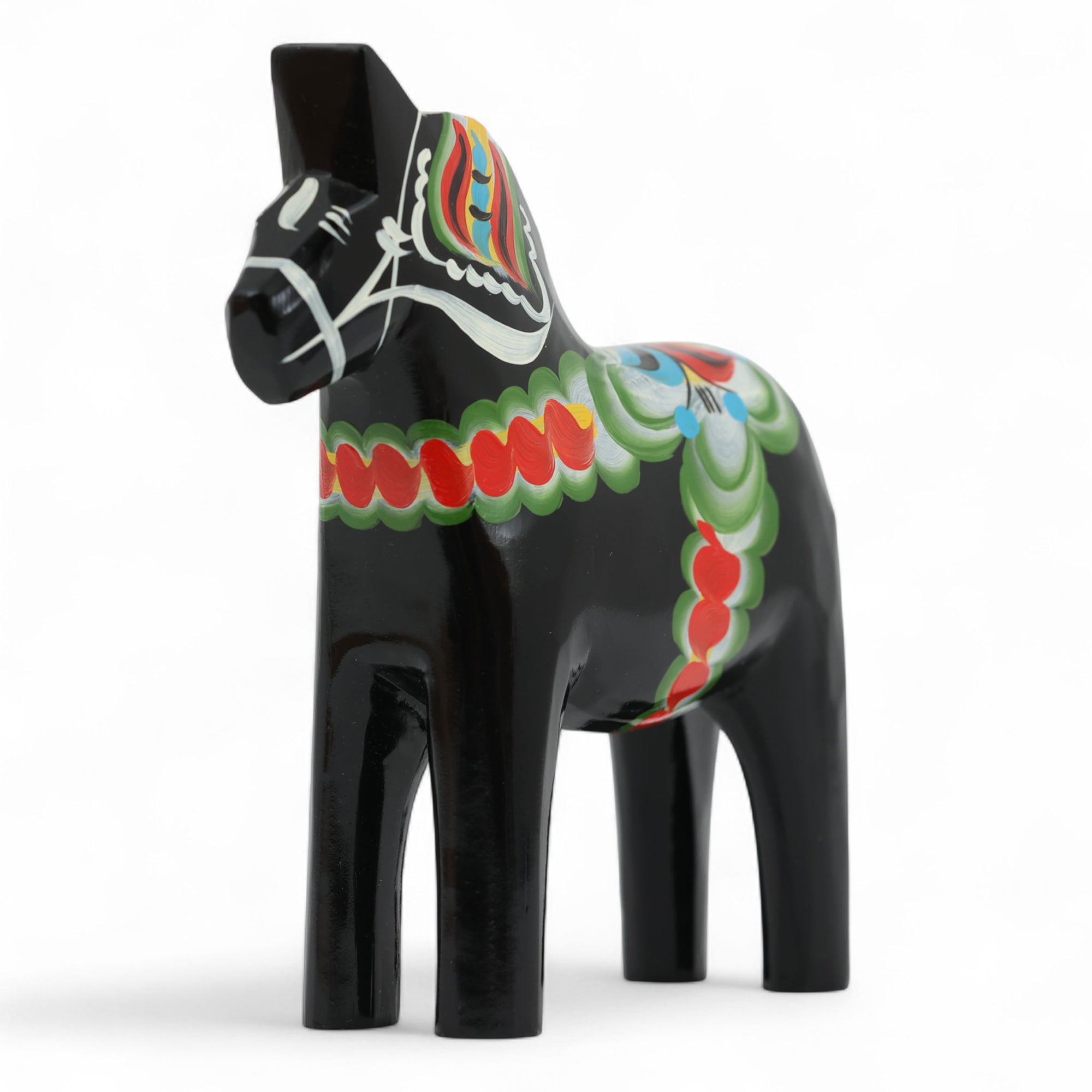 Grannas A. Olsson Hemslojd（グランナス オルソン ヘムスロイド）は、1922年にスウェーデン・ダーラナ地方ヌスナスで創業した世界最古のダラホース工房です。創業者のアンダース オルソン氏は、当初家族経営のパン屋から木工品製造へと転換し、弟らと協力してダラホースの生産を始めました。ひとつずつ選別されたスロースギ材（シルヤン湖周辺の赤松）を使い、木型の挽きから手彫り、下地塗装、さらに熟練のリップル（波模様）ペインターによるフリーハンド装飾を施します。その後、丁寧にニス仕上げされ、赤や白、青など伝統色に彩られた馬たちは、まさに「スウェーデンの象徴」として世界中の家庭や店舗に愛されています。伝統工房としての格式を受け継ぎつつも、パステルやモノトーン、限定柄などを加えることで、現代のインテリアにもマッチするデザイン性も追求しています。