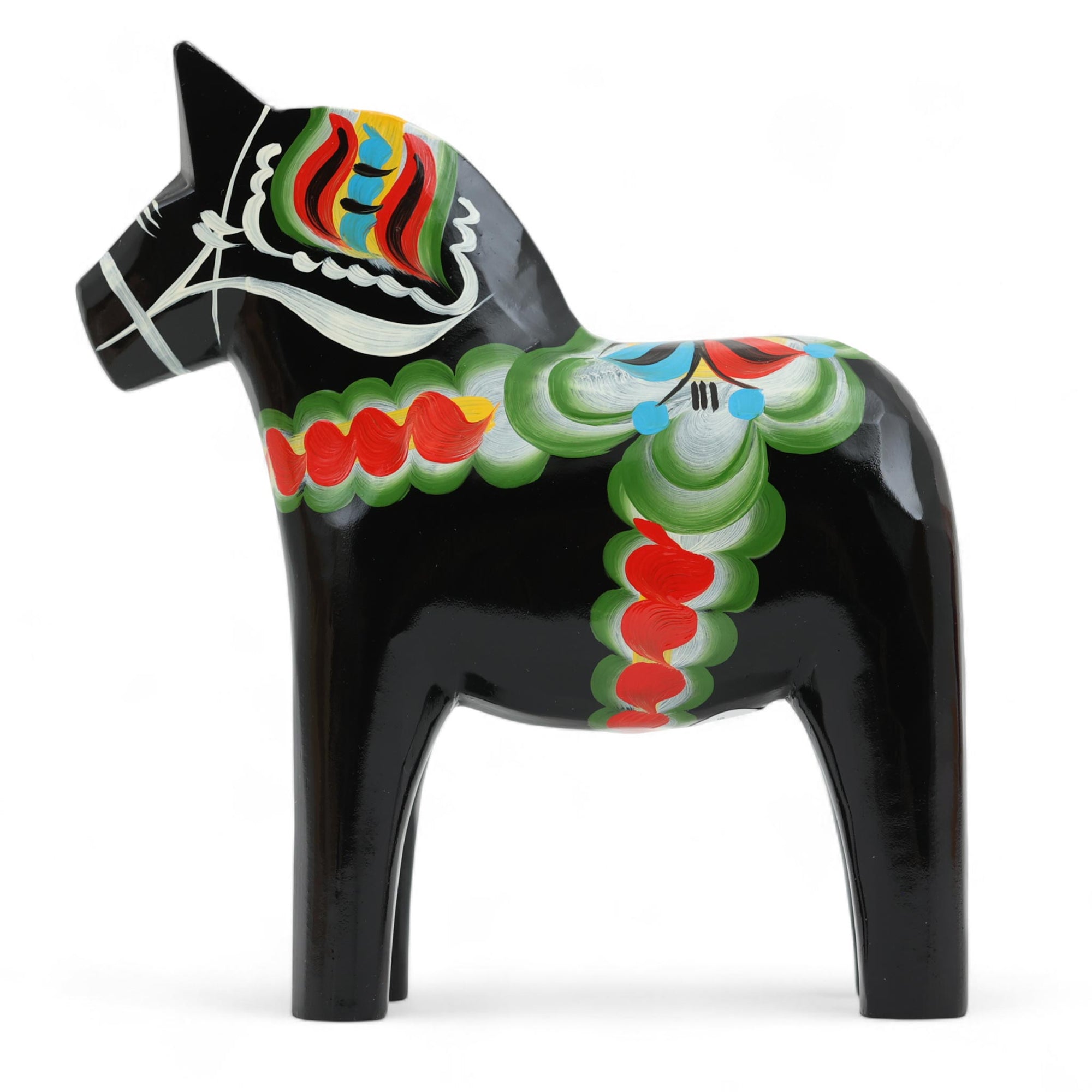 Grannas A. Olsson Hemslojd（グランナス オルソン ヘムスロイド）は、1922年にスウェーデン・ダーラナ地方ヌスナスで創業した世界最古のダラホース工房です。創業者のアンダース オルソン氏は、当初家族経営のパン屋から木工品製造へと転換し、弟らと協力してダラホースの生産を始めました。ひとつずつ選別されたスロースギ材（シルヤン湖周辺の赤松）を使い、木型の挽きから手彫り、下地塗装、さらに熟練のリップル（波模様）ペインターによるフリーハンド装飾を施します。その後、丁寧にニス仕上げされ、赤や白、青など伝統色に彩られた馬たちは、まさに「スウェーデンの象徴」として世界中の家庭や店舗に愛されています。伝統工房としての格式を受け継ぎつつも、パステルやモノトーン、限定柄などを加えることで、現代のインテリアにもマッチするデザイン性も追求しています。