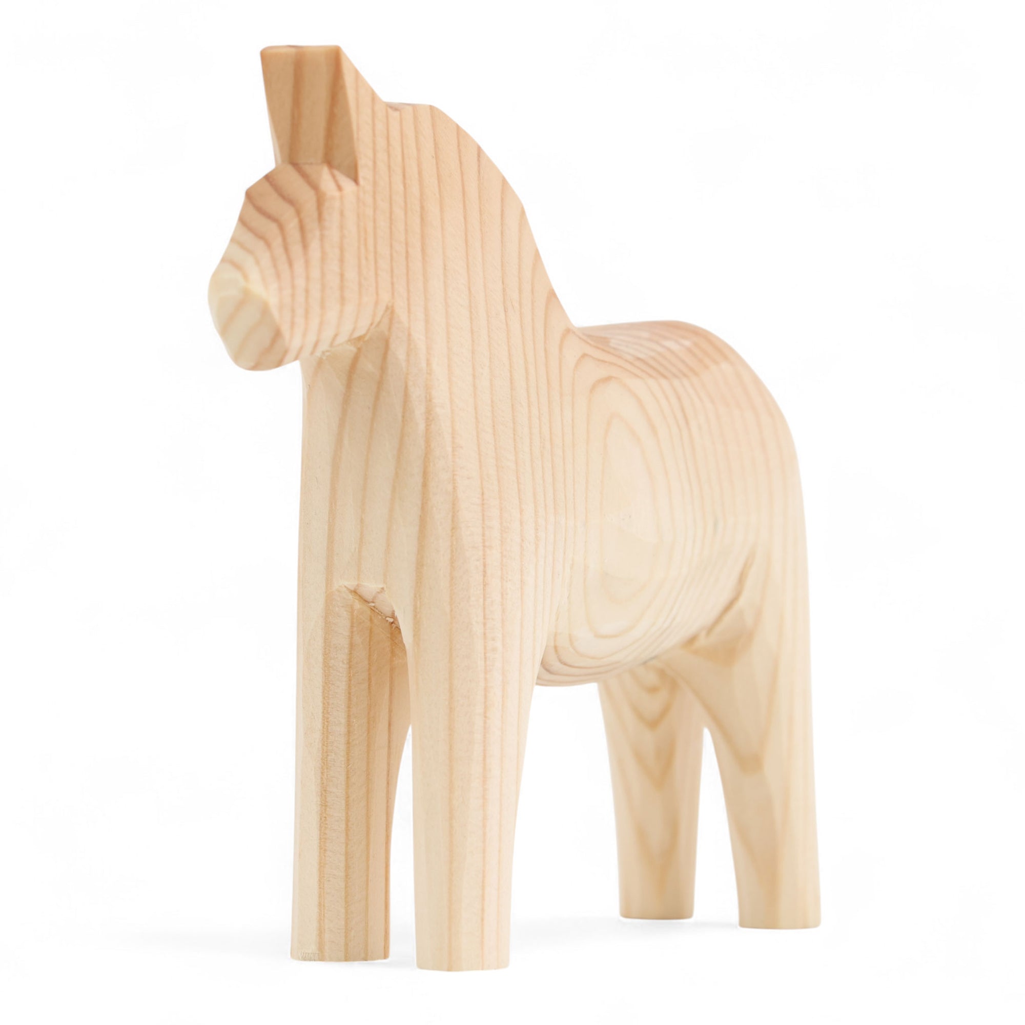 Grannas A. Olsson Hemslojd（グランナス オルソン ヘムスロイド）は、1922年にスウェーデン・ダーラナ地方ヌスナスで創業した世界最古のダラホース工房です。創業者のアンダース オルソン氏は、当初家族経営のパン屋から木工品製造へと転換し、弟らと協力してダラホースの生産を始めました。ひとつずつ選別されたスロースギ材（シルヤン湖周辺の赤松）を使い、木型の挽きから手彫り、下地塗装、さらに熟練のリップル（波模様）ペインターによるフリーハンド装飾を施します。その後、丁寧にニス仕上げされ、赤や白、青など伝統色に彩られた馬たちは、まさに「スウェーデンの象徴」として世界中の家庭や店舗に愛されています。伝統工房としての格式を受け継ぎつつも、パステルやモノトーン、限定柄などを加えることで、現代のインテリアにもマッチするデザイン性も追求しています。