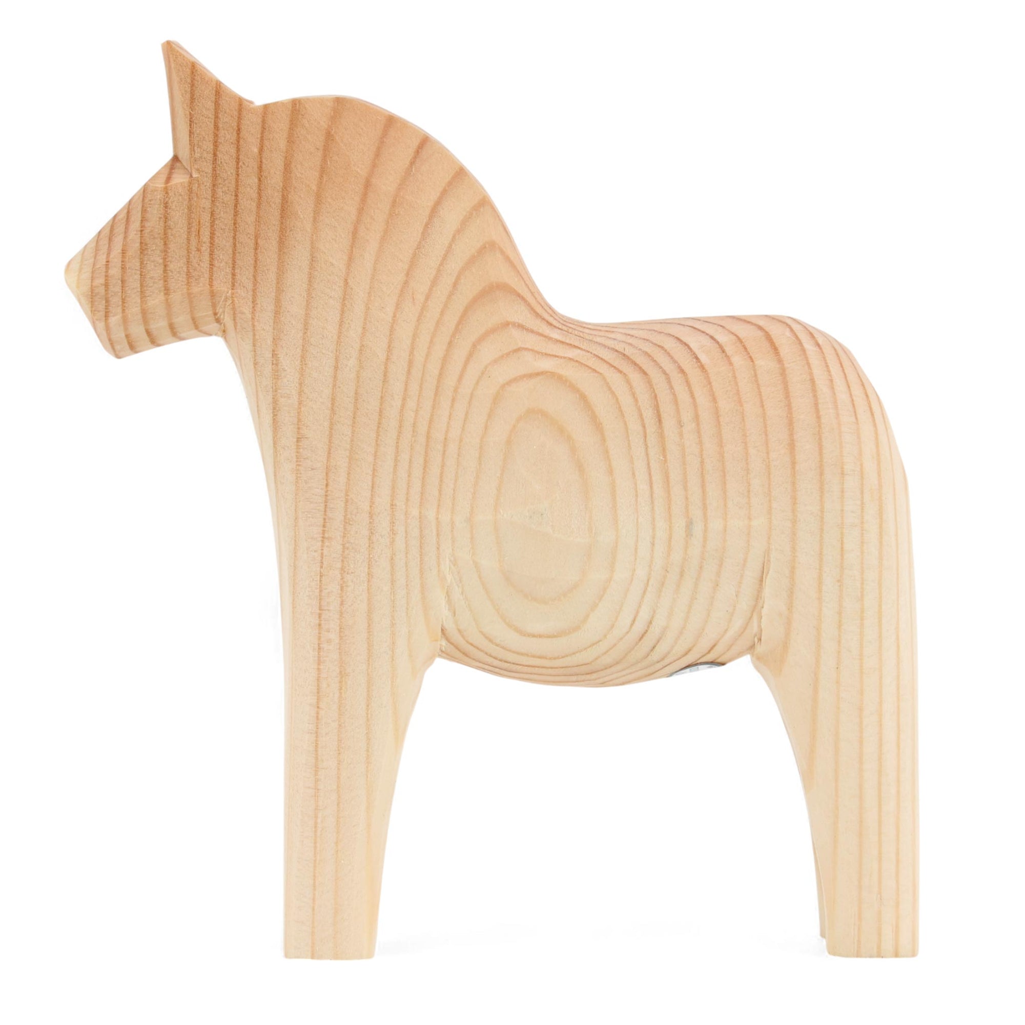 Grannas A. Olsson Hemslojd（グランナス オルソン ヘムスロイド）は、1922年にスウェーデン・ダーラナ地方ヌスナスで創業した世界最古のダラホース工房です。創業者のアンダース オルソン氏は、当初家族経営のパン屋から木工品製造へと転換し、弟らと協力してダラホースの生産を始めました。ひとつずつ選別されたスロースギ材（シルヤン湖周辺の赤松）を使い、木型の挽きから手彫り、下地塗装、さらに熟練のリップル（波模様）ペインターによるフリーハンド装飾を施します。その後、丁寧にニス仕上げされ、赤や白、青など伝統色に彩られた馬たちは、まさに「スウェーデンの象徴」として世界中の家庭や店舗に愛されています。伝統工房としての格式を受け継ぎつつも、パステルやモノトーン、限定柄などを加えることで、現代のインテリアにもマッチするデザイン性も追求しています。