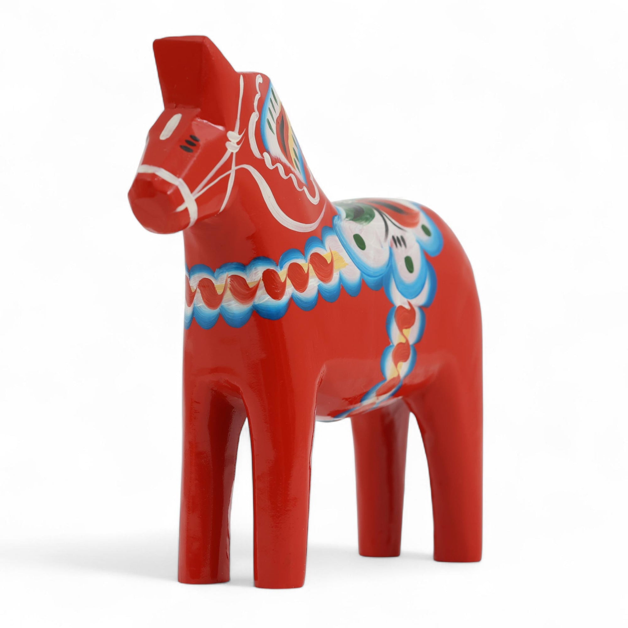 Grannas A. Olsson Hemslojd（グランナス オルソン ヘムスロイド）は、1922年にスウェーデン・ダーラナ地方ヌスナスで創業した世界最古のダラホース工房です。創業者のアンダース オルソン氏は、当初家族経営のパン屋から木工品製造へと転換し、弟らと協力してダラホースの生産を始めました。ひとつずつ選別されたスロースギ材（シルヤン湖周辺の赤松）を使い、木型の挽きから手彫り、下地塗装、さらに熟練のリップル（波模様）ペインターによるフリーハンド装飾を施します。その後、丁寧にニス仕上げされ、赤や白、青など伝統色に彩られた馬たちは、まさに「スウェーデンの象徴」として世界中の家庭や店舗に愛されています。伝統工房としての格式を受け継ぎつつも、パステルやモノトーン、限定柄などを加えることで、現代のインテリアにもマッチするデザイン性も追求しています。