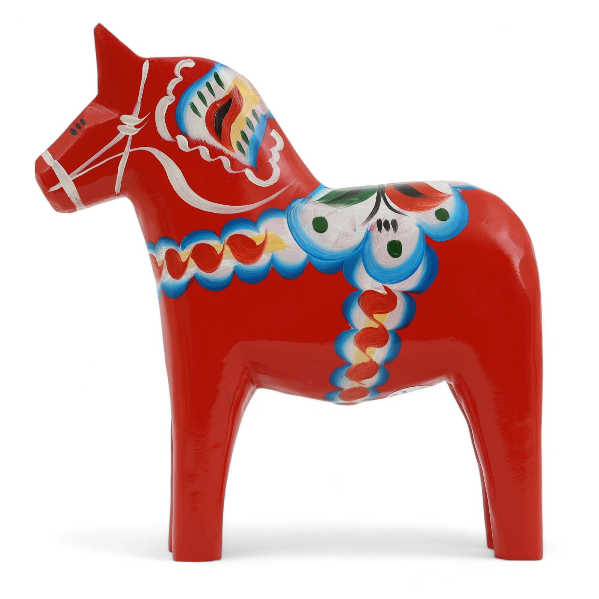 Grannas A. Olsson Hemslojd（グランナス オルソン ヘムスロイド）は、1922年にスウェーデン・ダーラナ地方ヌスナスで創業した世界最古のダラホース工房です。創業者のアンダース オルソン氏は、当初家族経営のパン屋から木工品製造へと転換し、弟らと協力してダラホースの生産を始めました。ひとつずつ選別されたスロースギ材（シルヤン湖周辺の赤松）を使い、木型の挽きから手彫り、下地塗装、さらに熟練のリップル（波模様）ペインターによるフリーハンド装飾を施します。その後、丁寧にニス仕上げされ、赤や白、青など伝統色に彩られた馬たちは、まさに「スウェーデンの象徴」として世界中の家庭や店舗に愛されています。伝統工房としての格式を受け継ぎつつも、パステルやモノトーン、限定柄などを加えることで、現代のインテリアにもマッチするデザイン性も追求しています。