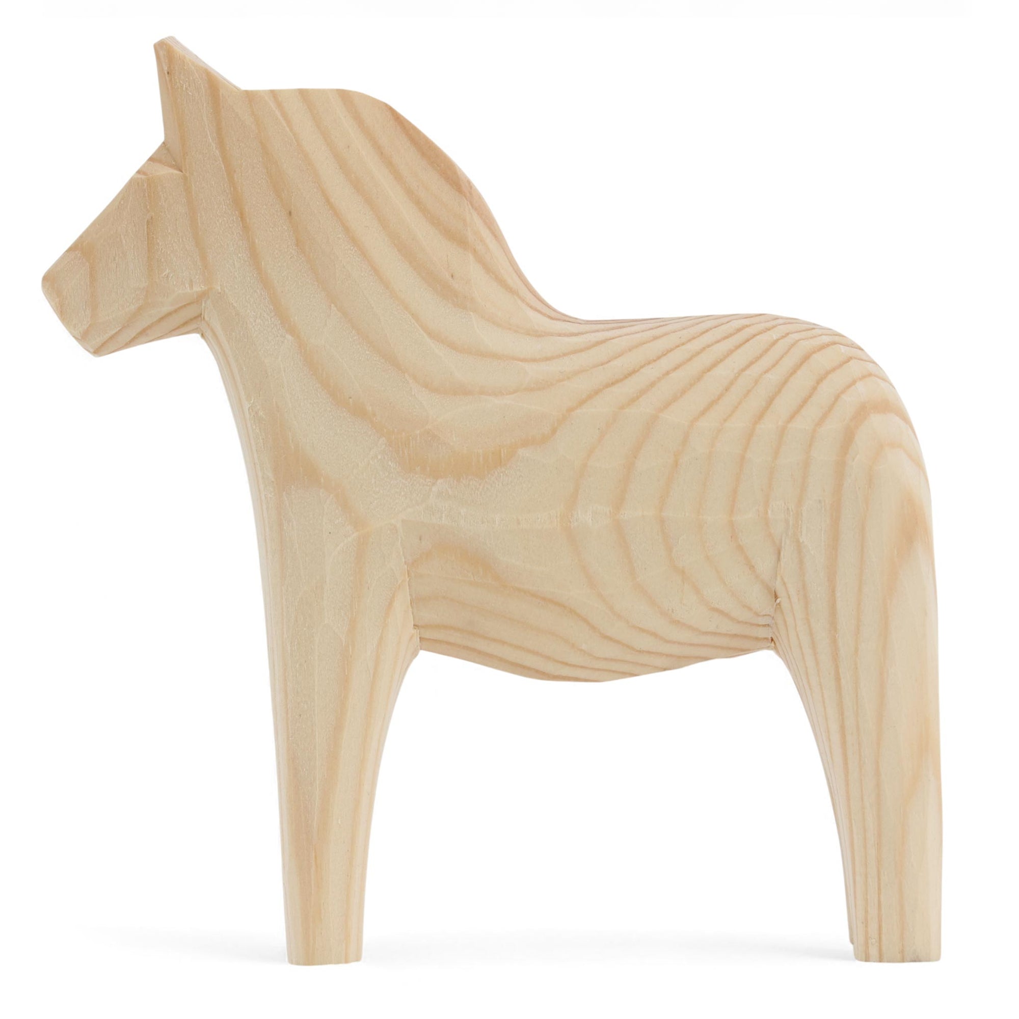 Grannas A. Olsson Hemslojd（グランナス オルソン ヘムスロイド）は、1922年にスウェーデン・ダーラナ地方ヌスナスで創業した世界最古のダラホース工房です。創業者のアンダース オルソン氏は、当初家族経営のパン屋から木工品製造へと転換し、弟らと協力してダラホースの生産を始めました。ひとつずつ選別されたスロースギ材（シルヤン湖周辺の赤松）を使い、木型の挽きから手彫り、下地塗装、さらに熟練のリップル（波模様）ペインターによるフリーハンド装飾を施します。その後、丁寧にニス仕上げされ、赤や白、青など伝統色に彩られた馬たちは、まさに「スウェーデンの象徴」として世界中の家庭や店舗に愛されています。伝統工房としての格式を受け継ぎつつも、パステルやモノトーン、限定柄などを加えることで、現代のインテリアにもマッチするデザイン性も追求しています。