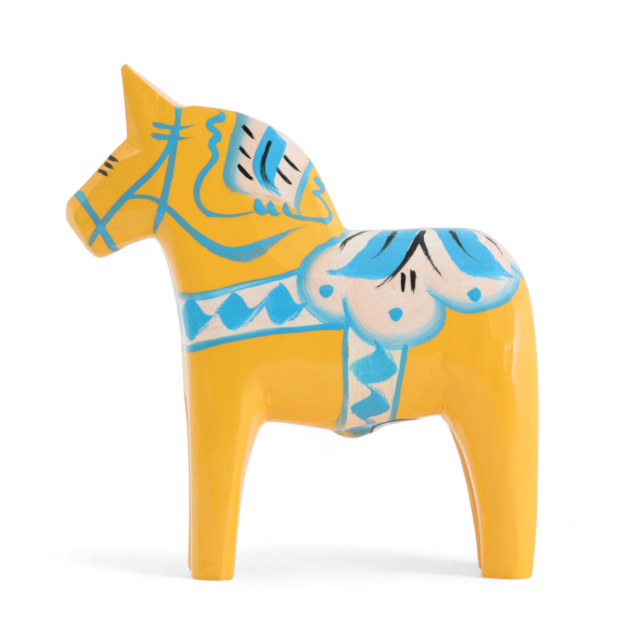 Grannas A. Olsson Hemslojd（グランナス オルソン ヘムスロイド）は、1922年にスウェーデン・ダーラナ地方ヌスナスで創業した世界最古のダラホース工房です。創業者のアンダース オルソン氏は、当初家族経営のパン屋から木工品製造へと転換し、弟らと協力してダラホースの生産を始めました。ひとつずつ選別されたスロースギ材（シルヤン湖周辺の赤松）を使い、木型の挽きから手彫り、下地塗装、さらに熟練のリップル（波模様）ペインターによるフリーハンド装飾を施します。その後、丁寧にニス仕上げされ、赤や白、青など伝統色に彩られた馬たちは、まさに「スウェーデンの象徴」として世界中の家庭や店舗に愛されています。伝統工房としての格式を受け継ぎつつも、パステルやモノトーン、限定柄などを加えることで、現代のインテリアにもマッチするデザイン性も追求しています。