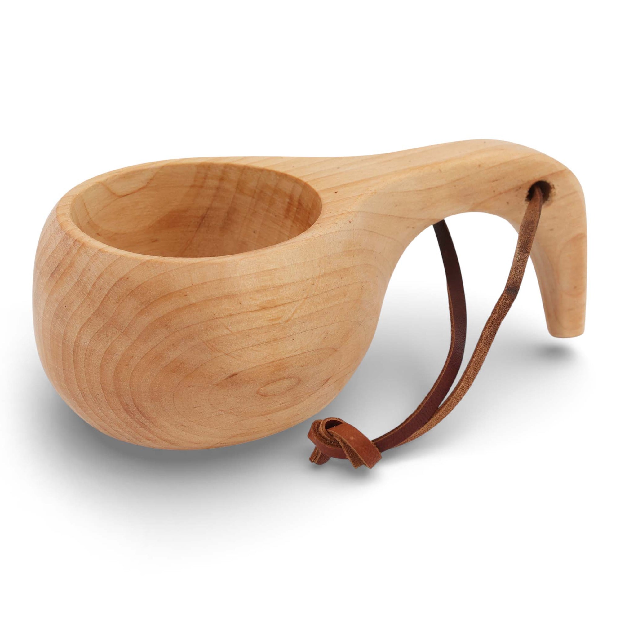 Skandinavisk Hemslojd（スカンジナビスク・ヘムスロイド）は、スウェーデンに古くから受け継がれてきた伝統工芸「ヘムスロイド」の思想を礎に、実直なものづくりを続けるクラフトブランドです。ヘムスロイドとは、地域の自然素材を用い、暮らしの中で実際に使われる道具を職人の手で丁寧に仕立てる北欧独自の文化を指します。同ブランドはこの精神を現代に伝え、量産では得られない温もりと実用性を備えた製品を生み出しています。ジュニパーやバーチといった北欧の厳しい自然環境で育った木材を用い、素材の特性を活かしたキッチンツールや木工小物は、耐久性と心地よい手触りを兼ね備えています。スカンジナビスク・ヘムスロイドの製品は、日常使いの中でこそ価値を発揮し、使い込むほどに深まる風合いとともに、長く暮らしに寄り添うスウェーデン伝統工芸ブランドです。