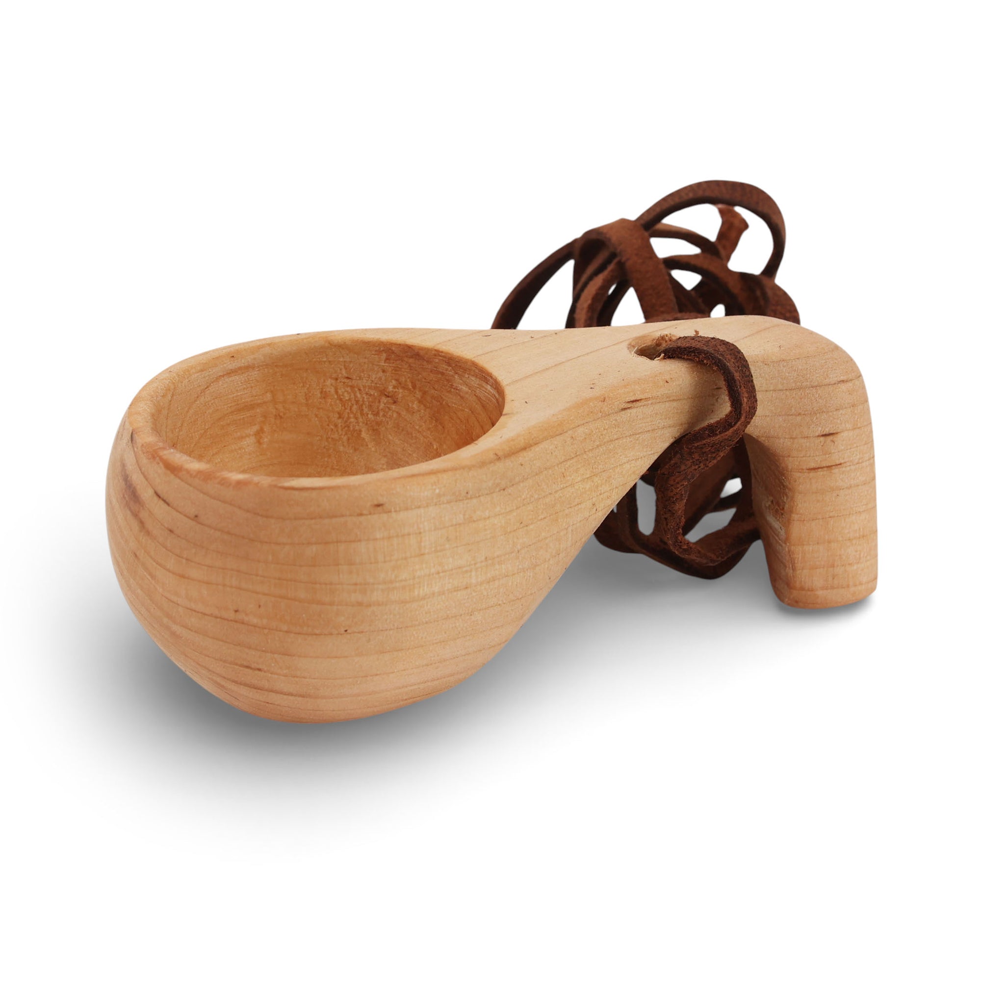 Skandinavisk Hemslojd（スカンジナビスク・ヘムスロイド）は、スウェーデンに古くから受け継がれてきた伝統工芸「ヘムスロイド」の思想を礎に、実直なものづくりを続けるクラフトブランドです。ヘムスロイドとは、地域の自然素材を用い、暮らしの中で実際に使われる道具を職人の手で丁寧に仕立てる北欧独自の文化を指します。同ブランドはこの精神を現代に伝え、量産では得られない温もりと実用性を備えた製品を生み出しています。ジュニパーやバーチといった北欧の厳しい自然環境で育った木材を用い、素材の特性を活かしたキッチンツールや木工小物は、耐久性と心地よい手触りを兼ね備えています。スカンジナビスク・ヘムスロイドの製品は、日常使いの中でこそ価値を発揮し、使い込むほどに深まる風合いとともに、長く暮らしに寄り添うスウェーデン伝統工芸ブランドです。