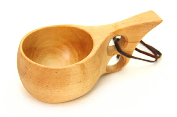 Skandinavisk Hemslojd（スカンジナビスク・ヘムスロイド）は、スウェーデンに古くから受け継がれてきた伝統工芸「ヘムスロイド」の思想を礎に、実直なものづくりを続けるクラフトブランドです。ヘムスロイドとは、地域の自然素材を用い、暮らしの中で実際に使われる道具を職人の手で丁寧に仕立てる北欧独自の文化を指します。同ブランドはこの精神を現代に伝え、量産では得られない温もりと実用性を備えた製品を生み出しています。ジュニパーやバーチといった北欧の厳しい自然環境で育った木材を用い、素材の特性を活かしたキッチンツールや木工小物は、耐久性と心地よい手触りを兼ね備えています。スカンジナビスク・ヘムスロイドの製品は、日常使いの中でこそ価値を発揮し、使い込むほどに深まる風合いとともに、長く暮らしに寄り添うスウェーデン伝統工芸ブランドです。