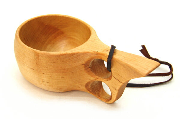 Skandinavisk Hemslojd（スカンジナビスク・ヘムスロイド）は、スウェーデンに古くから受け継がれてきた伝統工芸「ヘムスロイド」の思想を礎に、実直なものづくりを続けるクラフトブランドです。ヘムスロイドとは、地域の自然素材を用い、暮らしの中で実際に使われる道具を職人の手で丁寧に仕立てる北欧独自の文化を指します。同ブランドはこの精神を現代に伝え、量産では得られない温もりと実用性を備えた製品を生み出しています。ジュニパーやバーチといった北欧の厳しい自然環境で育った木材を用い、素材の特性を活かしたキッチンツールや木工小物は、耐久性と心地よい手触りを兼ね備えています。スカンジナビスク・ヘムスロイドの製品は、日常使いの中でこそ価値を発揮し、使い込むほどに深まる風合いとともに、長く暮らしに寄り添うスウェーデン伝統工芸ブランドです。