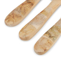 Skandinavisk Hemslojd（スカンジナビスク・ヘムスロイド）は、スウェーデンに古くから受け継がれてきた伝統工芸「ヘムスロイド」の思想を礎に、実直なものづくりを続けるクラフトブランドです。ヘムスロイドとは、地域の自然素材を用い、暮らしの中で実際に使われる道具を職人の手で丁寧に仕立てる北欧独自の文化を指します。同ブランドはこの精神を現代に伝え、量産では得られない温もりと実用性を備えた製品を生み出しています。ジュニパーやバーチといった北欧の厳しい自然環境で育った木材を用い、素材の特性を活かしたキッチンツールや木工小物は、耐久性と心地よい手触りを兼ね備えています。スカンジナビスク・ヘムスロイドの製品は、日常使いの中でこそ価値を発揮し、使い込むほどに深まる風合いとともに、長く暮らしに寄り添うスウェーデン伝統工芸ブランドです。