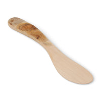 Skandinavisk Hemslojd（スカンジナビスク・ヘムスロイド）は、スウェーデンに古くから受け継がれてきた伝統工芸「ヘムスロイド」の思想を礎に、実直なものづくりを続けるクラフトブランドです。ヘムスロイドとは、地域の自然素材を用い、暮らしの中で実際に使われる道具を職人の手で丁寧に仕立てる北欧独自の文化を指します。同ブランドはこの精神を現代に伝え、量産では得られない温もりと実用性を備えた製品を生み出しています。ジュニパーやバーチといった北欧の厳しい自然環境で育った木材を用い、素材の特性を活かしたキッチンツールや木工小物は、耐久性と心地よい手触りを兼ね備えています。スカンジナビスク・ヘムスロイドの製品は、日常使いの中でこそ価値を発揮し、使い込むほどに深まる風合いとともに、長く暮らしに寄り添うスウェーデン伝統工芸ブランドです。