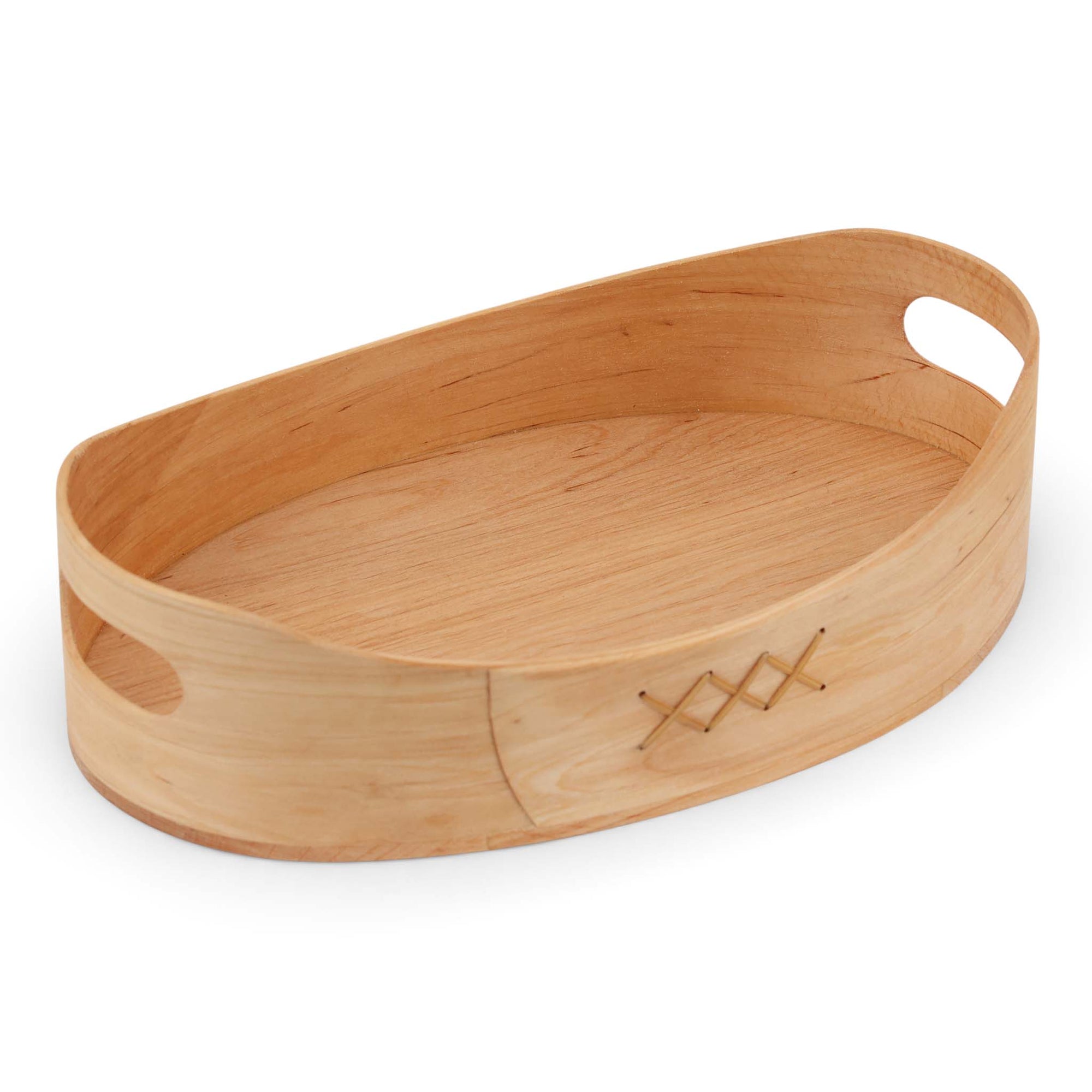 Skandinavisk Hemslojd（スカンジナビスク・ヘムスロイド）は、スウェーデンに古くから受け継がれてきた伝統工芸「ヘムスロイド」の思想を礎に、実直なものづくりを続けるクラフトブランドです。ヘムスロイドとは、地域の自然素材を用い、暮らしの中で実際に使われる道具を職人の手で丁寧に仕立てる北欧独自の文化を指します。同ブランドはこの精神を現代に伝え、量産では得られない温もりと実用性を備えた製品を生み出しています。ジュニパーやバーチといった北欧の厳しい自然環境で育った木材を用い、素材の特性を活かしたキッチンツールや木工小物は、耐久性と心地よい手触りを兼ね備えています。スカンジナビスク・ヘムスロイドの製品は、日常使いの中でこそ価値を発揮し、使い込むほどに深まる風合いとともに、長く暮らしに寄り添うスウェーデン伝統工芸ブランドです。