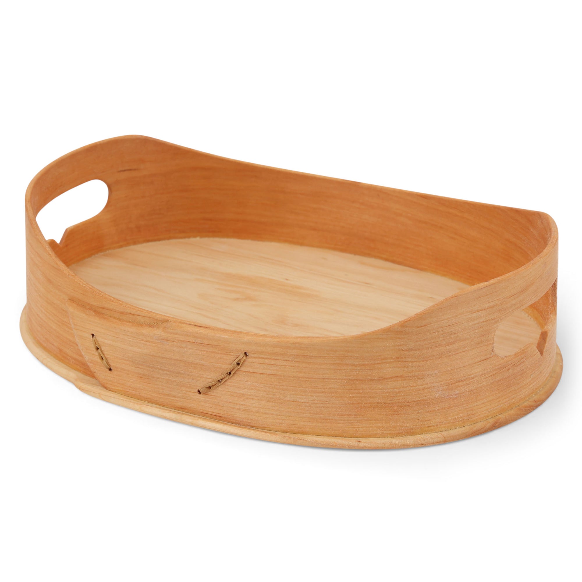 Skandinavisk Hemslojd（スカンジナビスク・ヘムスロイド）は、スウェーデンに古くから受け継がれてきた伝統工芸「ヘムスロイド」の思想を礎に、実直なものづくりを続けるクラフトブランドです。ヘムスロイドとは、地域の自然素材を用い、暮らしの中で実際に使われる道具を職人の手で丁寧に仕立てる北欧独自の文化を指します。同ブランドはこの精神を現代に伝え、量産では得られない温もりと実用性を備えた製品を生み出しています。ジュニパーやバーチといった北欧の厳しい自然環境で育った木材を用い、素材の特性を活かしたキッチンツールや木工小物は、耐久性と心地よい手触りを兼ね備えています。スカンジナビスク・ヘムスロイドの製品は、日常使いの中でこそ価値を発揮し、使い込むほどに深まる風合いとともに、長く暮らしに寄り添うスウェーデン伝統工芸ブランドです。