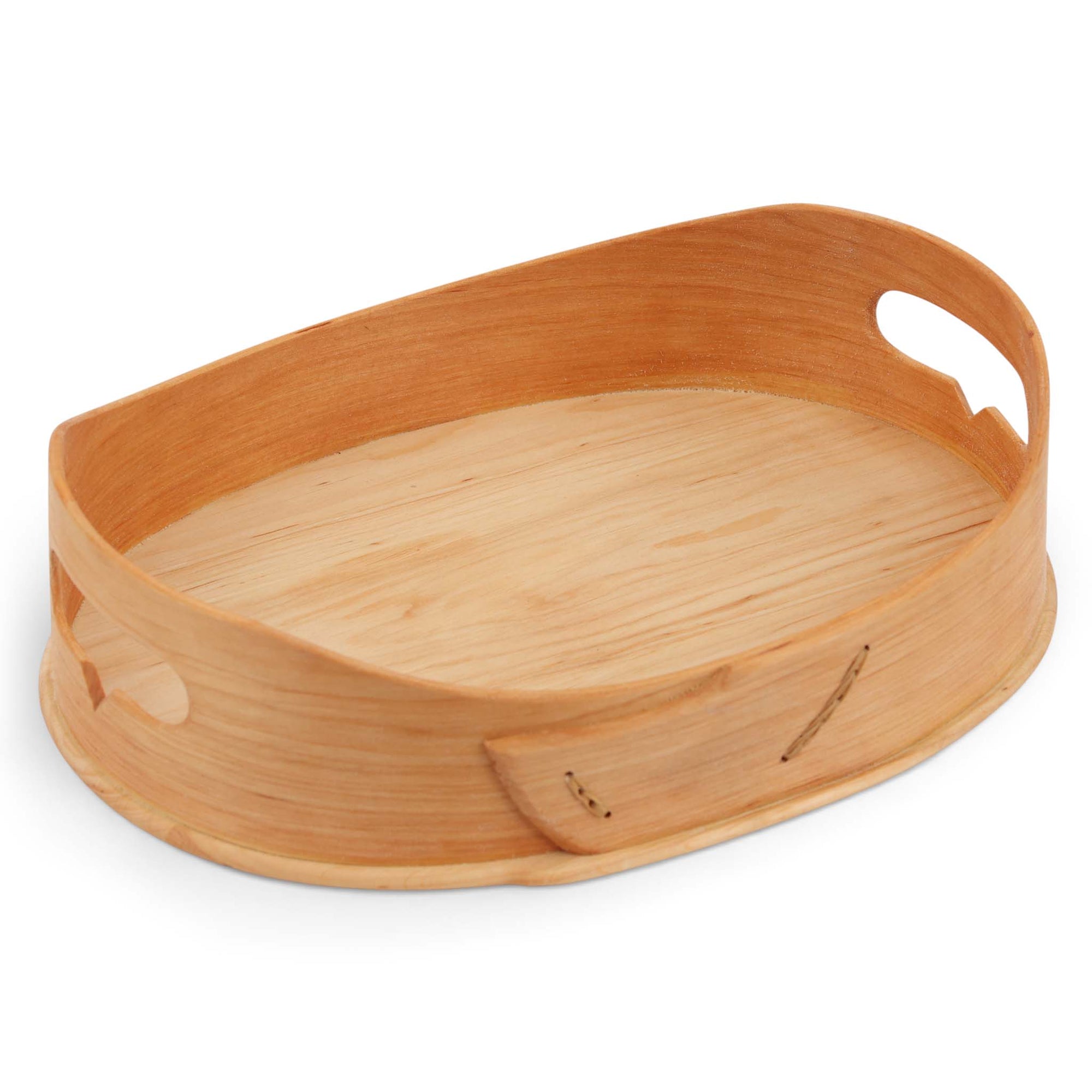 Skandinavisk Hemslojd（スカンジナビスク・ヘムスロイド）は、スウェーデンに古くから受け継がれてきた伝統工芸「ヘムスロイド」の思想を礎に、実直なものづくりを続けるクラフトブランドです。ヘムスロイドとは、地域の自然素材を用い、暮らしの中で実際に使われる道具を職人の手で丁寧に仕立てる北欧独自の文化を指します。同ブランドはこの精神を現代に伝え、量産では得られない温もりと実用性を備えた製品を生み出しています。ジュニパーやバーチといった北欧の厳しい自然環境で育った木材を用い、素材の特性を活かしたキッチンツールや木工小物は、耐久性と心地よい手触りを兼ね備えています。スカンジナビスク・ヘムスロイドの製品は、日常使いの中でこそ価値を発揮し、使い込むほどに深まる風合いとともに、長く暮らしに寄り添うスウェーデン伝統工芸ブランドです。