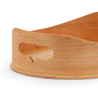 Skandinavisk Hemslojd（スカンジナビスク・ヘムスロイド）は、スウェーデンに古くから受け継がれてきた伝統工芸「ヘムスロイド」の思想を礎に、実直なものづくりを続けるクラフトブランドです。ヘムスロイドとは、地域の自然素材を用い、暮らしの中で実際に使われる道具を職人の手で丁寧に仕立てる北欧独自の文化を指します。同ブランドはこの精神を現代に伝え、量産では得られない温もりと実用性を備えた製品を生み出しています。ジュニパーやバーチといった北欧の厳しい自然環境で育った木材を用い、素材の特性を活かしたキッチンツールや木工小物は、耐久性と心地よい手触りを兼ね備えています。スカンジナビスク・ヘムスロイドの製品は、日常使いの中でこそ価値を発揮し、使い込むほどに深まる風合いとともに、長く暮らしに寄り添うスウェーデン伝統工芸ブランドです。