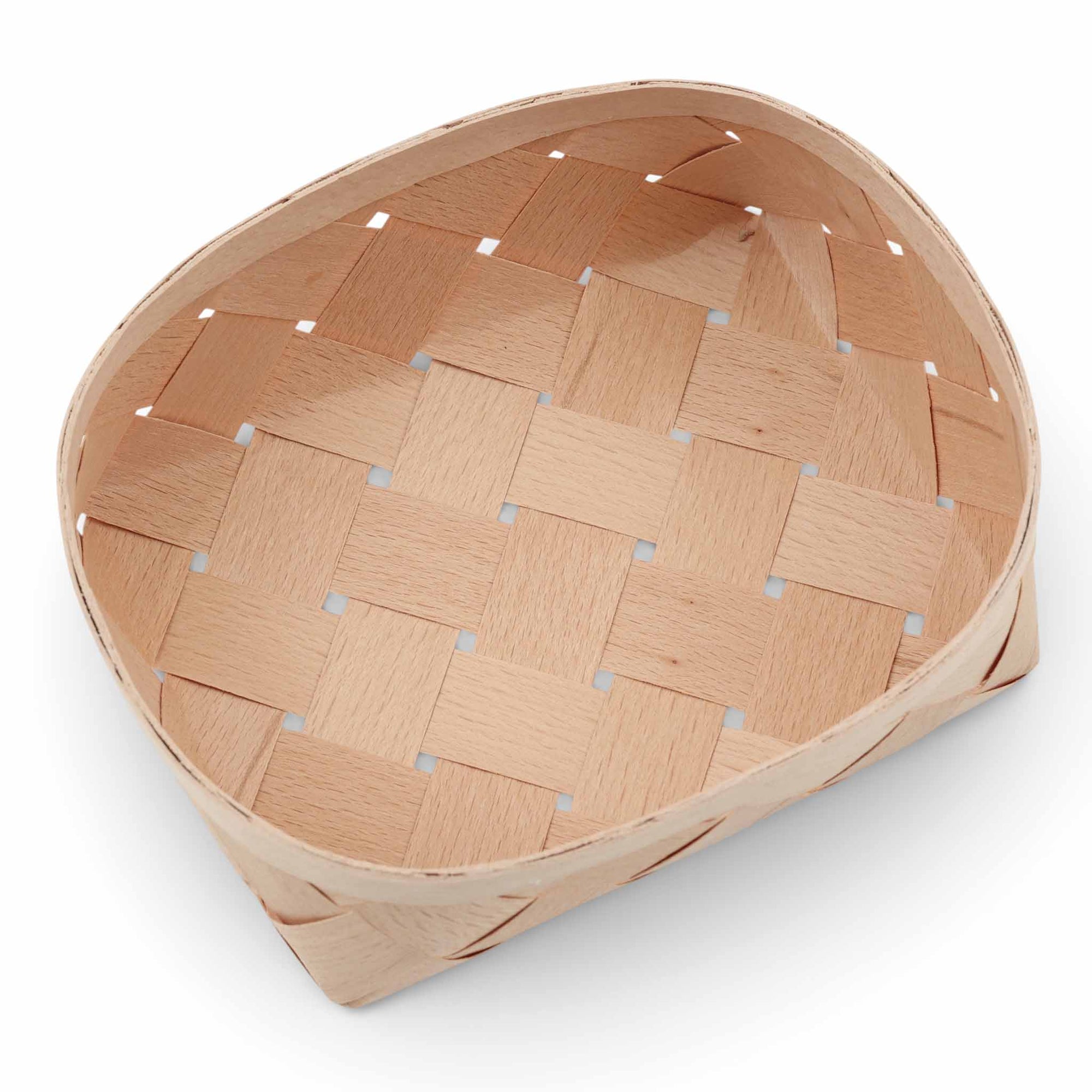 Skandinavisk Hemslojd（スカンジナビスク・ヘムスロイド）は、スウェーデンに古くから受け継がれてきた伝統工芸「ヘムスロイド」の思想を礎に、実直なものづくりを続けるクラフトブランドです。ヘムスロイドとは、地域の自然素材を用い、暮らしの中で実際に使われる道具を職人の手で丁寧に仕立てる北欧独自の文化を指します。同ブランドはこの精神を現代に伝え、量産では得られない温もりと実用性を備えた製品を生み出しています。ジュニパーやバーチといった北欧の厳しい自然環境で育った木材を用い、素材の特性を活かしたキッチンツールや木工小物は、耐久性と心地よい手触りを兼ね備えています。スカンジナビスク・ヘムスロイドの製品は、日常使いの中でこそ価値を発揮し、使い込むほどに深まる風合いとともに、長く暮らしに寄り添うスウェーデン伝統工芸ブランドです。