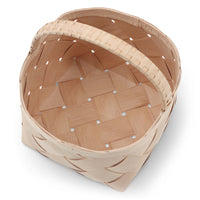 Skandinavisk Hemslojd（スカンジナビスク・ヘムスロイド）は、スウェーデンに古くから受け継がれてきた伝統工芸「ヘムスロイド」の思想を礎に、実直なものづくりを続けるクラフトブランドです。ヘムスロイドとは、地域の自然素材を用い、暮らしの中で実際に使われる道具を職人の手で丁寧に仕立てる北欧独自の文化を指します。同ブランドはこの精神を現代に伝え、量産では得られない温もりと実用性を備えた製品を生み出しています。ジュニパーやバーチといった北欧の厳しい自然環境で育った木材を用い、素材の特性を活かしたキッチンツールや木工小物は、耐久性と心地よい手触りを兼ね備えています。スカンジナビスク・ヘムスロイドの製品は、日常使いの中でこそ価値を発揮し、使い込むほどに深まる風合いとともに、長く暮らしに寄り添うスウェーデン伝統工芸ブランドです。