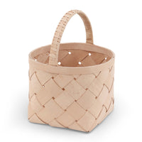 Skandinavisk Hemslojd（スカンジナビスク・ヘムスロイド）は、スウェーデンに古くから受け継がれてきた伝統工芸「ヘムスロイド」の思想を礎に、実直なものづくりを続けるクラフトブランドです。ヘムスロイドとは、地域の自然素材を用い、暮らしの中で実際に使われる道具を職人の手で丁寧に仕立てる北欧独自の文化を指します。同ブランドはこの精神を現代に伝え、量産では得られない温もりと実用性を備えた製品を生み出しています。ジュニパーやバーチといった北欧の厳しい自然環境で育った木材を用い、素材の特性を活かしたキッチンツールや木工小物は、耐久性と心地よい手触りを兼ね備えています。スカンジナビスク・ヘムスロイドの製品は、日常使いの中でこそ価値を発揮し、使い込むほどに深まる風合いとともに、長く暮らしに寄り添うスウェーデン伝統工芸ブランドです。