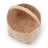 Skandinavisk Hemslojd（スカンジナビスク・ヘムスロイド）は、スウェーデンに古くから受け継がれてきた伝統工芸「ヘムスロイド」の思想を礎に、実直なものづくりを続けるクラフトブランドです。ヘムスロイドとは、地域の自然素材を用い、暮らしの中で実際に使われる道具を職人の手で丁寧に仕立てる北欧独自の文化を指します。同ブランドはこの精神を現代に伝え、量産では得られない温もりと実用性を備えた製品を生み出しています。ジュニパーやバーチといった北欧の厳しい自然環境で育った木材を用い、素材の特性を活かしたキッチンツールや木工小物は、耐久性と心地よい手触りを兼ね備えています。スカンジナビスク・ヘムスロイドの製品は、日常使いの中でこそ価値を発揮し、使い込むほどに深まる風合いとともに、長く暮らしに寄り添うスウェーデン伝統工芸ブランドです。