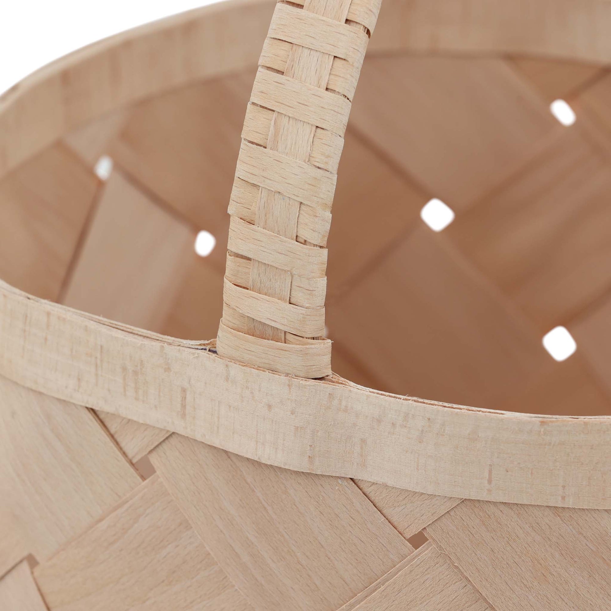 Skandinavisk Hemslojd（スカンジナビスク・ヘムスロイド）は、スウェーデンに古くから受け継がれてきた伝統工芸「ヘムスロイド」の思想を礎に、実直なものづくりを続けるクラフトブランドです。ヘムスロイドとは、地域の自然素材を用い、暮らしの中で実際に使われる道具を職人の手で丁寧に仕立てる北欧独自の文化を指します。同ブランドはこの精神を現代に伝え、量産では得られない温もりと実用性を備えた製品を生み出しています。ジュニパーやバーチといった北欧の厳しい自然環境で育った木材を用い、素材の特性を活かしたキッチンツールや木工小物は、耐久性と心地よい手触りを兼ね備えています。スカンジナビスク・ヘムスロイドの製品は、日常使いの中でこそ価値を発揮し、使い込むほどに深まる風合いとともに、長く暮らしに寄り添うスウェーデン伝統工芸ブランドです。