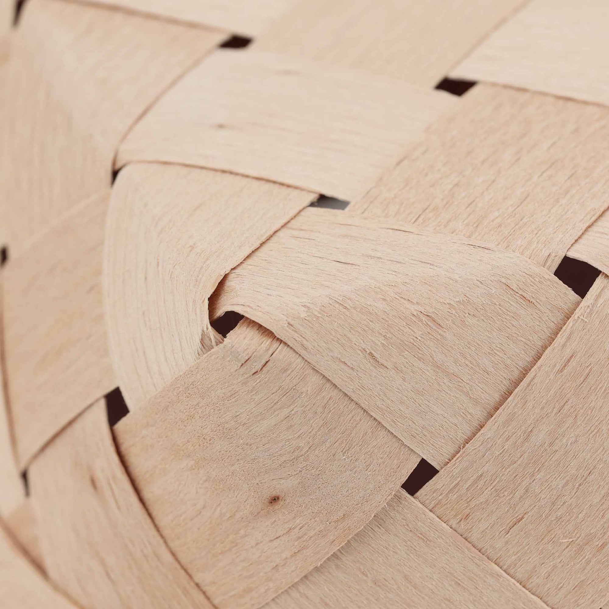 Skandinavisk Hemslojd（スカンジナビスク・ヘムスロイド）は、スウェーデンに古くから受け継がれてきた伝統工芸「ヘムスロイド」の思想を礎に、実直なものづくりを続けるクラフトブランドです。ヘムスロイドとは、地域の自然素材を用い、暮らしの中で実際に使われる道具を職人の手で丁寧に仕立てる北欧独自の文化を指します。同ブランドはこの精神を現代に伝え、量産では得られない温もりと実用性を備えた製品を生み出しています。ジュニパーやバーチといった北欧の厳しい自然環境で育った木材を用い、素材の特性を活かしたキッチンツールや木工小物は、耐久性と心地よい手触りを兼ね備えています。スカンジナビスク・ヘムスロイドの製品は、日常使いの中でこそ価値を発揮し、使い込むほどに深まる風合いとともに、長く暮らしに寄り添うスウェーデン伝統工芸ブランドです。