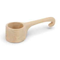 Skandinavisk Hemslojd（スカンジナビスク・ヘムスロイド）は、スウェーデンに古くから受け継がれてきた伝統工芸「ヘムスロイド」の思想を礎に、実直なものづくりを続けるクラフトブランドです。ヘムスロイドとは、地域の自然素材を用い、暮らしの中で実際に使われる道具を職人の手で丁寧に仕立てる北欧独自の文化を指します。同ブランドはこの精神を現代に伝え、量産では得られない温もりと実用性を備えた製品を生み出しています。ジュニパーやバーチといった北欧の厳しい自然環境で育った木材を用い、素材の特性を活かしたキッチンツールや木工小物は、耐久性と心地よい手触りを兼ね備えています。スカンジナビスク・ヘムスロイドの製品は、日常使いの中でこそ価値を発揮し、使い込むほどに深まる風合いとともに、長く暮らしに寄り添うスウェーデン伝統工芸ブランドです。