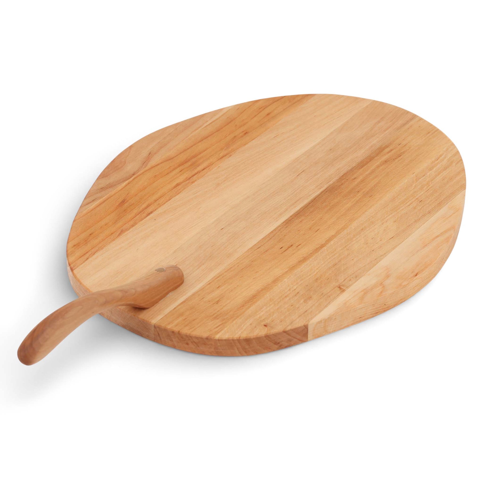 Skandinavisk Hemslojd（スカンジナビスク・ヘムスロイド）は、スウェーデンに古くから受け継がれてきた伝統工芸「ヘムスロイド」の思想を礎に、実直なものづくりを続けるクラフトブランドです。ヘムスロイドとは、地域の自然素材を用い、暮らしの中で実際に使われる道具を職人の手で丁寧に仕立てる北欧独自の文化を指します。同ブランドはこの精神を現代に伝え、量産では得られない温もりと実用性を備えた製品を生み出しています。ジュニパーやバーチといった北欧の厳しい自然環境で育った木材を用い、素材の特性を活かしたキッチンツールや木工小物は、耐久性と心地よい手触りを兼ね備えています。スカンジナビスク・ヘムスロイドの製品は、日常使いの中でこそ価値を発揮し、使い込むほどに深まる風合いとともに、長く暮らしに寄り添うスウェーデン伝統工芸ブランドです。