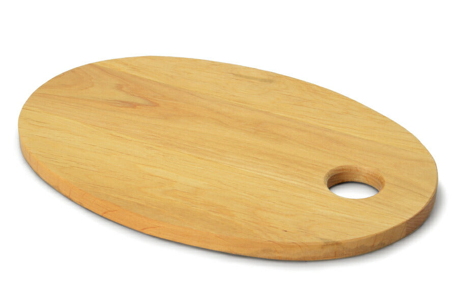 少し大きなカッティングボードです。アルダー材の天然木をふんだんに使っていて存在感と温かみのあるお品です。取っ手は丸くくり貫いてあり、引っ掛けて収納することもできます。それだけでも絵になりそう。末永く使えるお品だと思います。