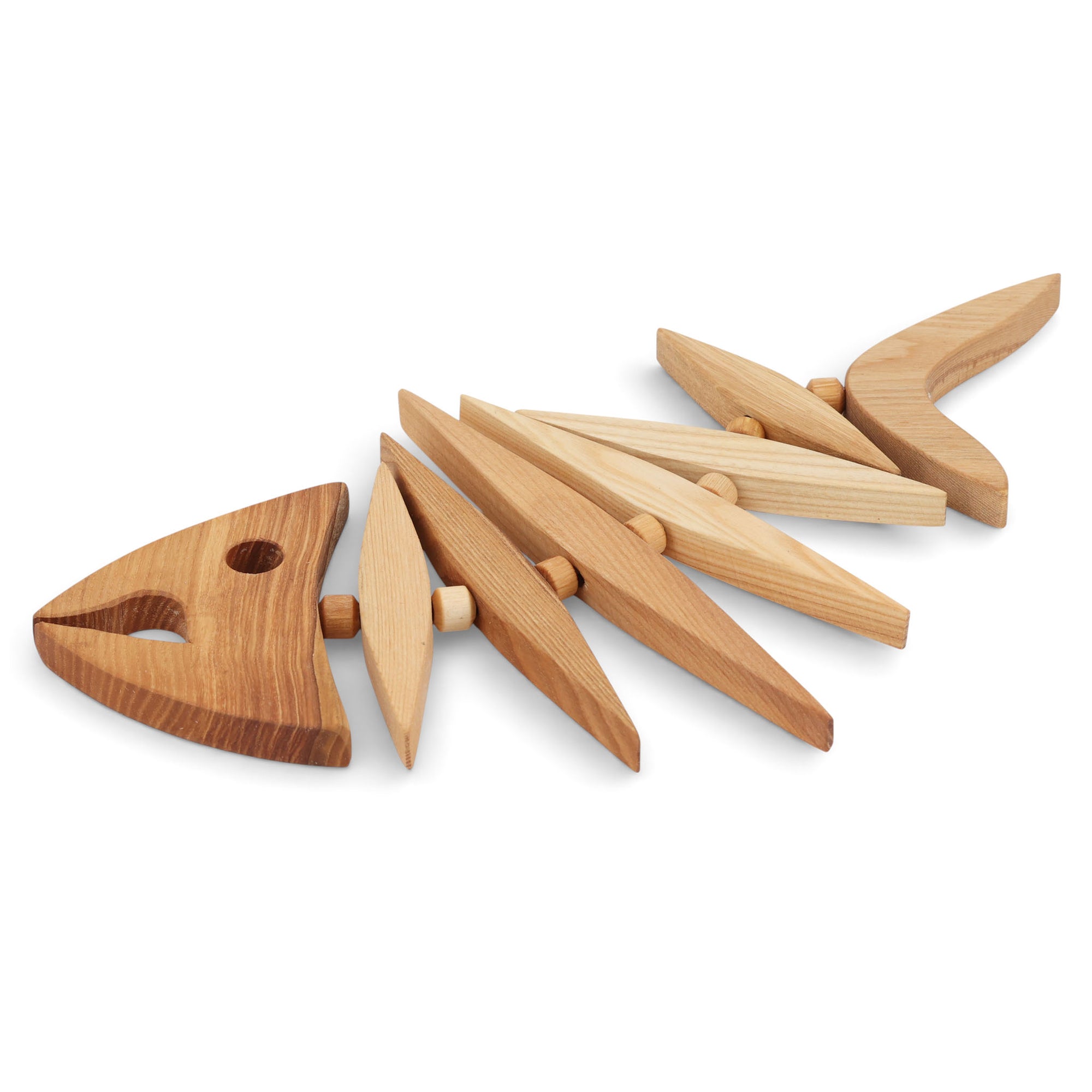 Skandinavisk Hemslojd（スカンジナビスク・ヘムスロイド）は、スウェーデンに古くから受け継がれてきた伝統工芸「ヘムスロイド」の思想を礎に、実直なものづくりを続けるクラフトブランドです。ヘムスロイドとは、地域の自然素材を用い、暮らしの中で実際に使われる道具を職人の手で丁寧に仕立てる北欧独自の文化を指します。同ブランドはこの精神を現代に伝え、量産では得られない温もりと実用性を備えた製品を生み出しています。ジュニパーやバーチといった北欧の厳しい自然環境で育った木材を用い、素材の特性を活かしたキッチンツールや木工小物は、耐久性と心地よい手触りを兼ね備えています。スカンジナビスク・ヘムスロイドの製品は、日常使いの中でこそ価値を発揮し、使い込むほどに深まる風合いとともに、長く暮らしに寄り添うスウェーデン伝統工芸ブランドです。