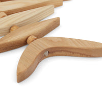 Skandinavisk Hemslojd（スカンジナビスク・ヘムスロイド）は、スウェーデンに古くから受け継がれてきた伝統工芸「ヘムスロイド」の思想を礎に、実直なものづくりを続けるクラフトブランドです。ヘムスロイドとは、地域の自然素材を用い、暮らしの中で実際に使われる道具を職人の手で丁寧に仕立てる北欧独自の文化を指します。同ブランドはこの精神を現代に伝え、量産では得られない温もりと実用性を備えた製品を生み出しています。ジュニパーやバーチといった北欧の厳しい自然環境で育った木材を用い、素材の特性を活かしたキッチンツールや木工小物は、耐久性と心地よい手触りを兼ね備えています。スカンジナビスク・ヘムスロイドの製品は、日常使いの中でこそ価値を発揮し、使い込むほどに深まる風合いとともに、長く暮らしに寄り添うスウェーデン伝統工芸ブランドです。