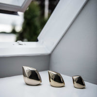 アヴェスはオランダ人建築家のコー・デールによって創られました。彼は鳥をモチーフにその本質を描き出す事に情熱を傾け、納得のいくフォルムに到達するまで生涯を通してシンプルなラインで表現する事に努めました。永遠に変わる事のない本質を形にする事で、時の移ろいに流されないデザインが生まれたのです。アヴェスには3つのサイズがあり、それぞれに異なる表情を持っています。それはごく普通に見える物事にも何かしら特別なものがあるという彼の主張を際立たせているように思われます。