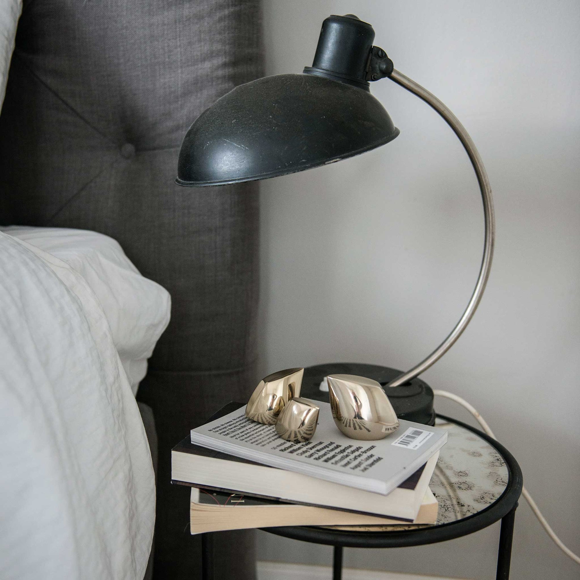 アヴェスはオランダ人建築家のコー・デールによって創られました。彼は鳥をモチーフにその本質を描き出す事に情熱を傾け、納得のいくフォルムに到達するまで生涯を通してシンプルなラインで表現する事に努めました。永遠に変わる事のない本質を形にする事で、時の移ろいに流されないデザインが生まれたのです。アヴェスには3つのサイズがあり、それぞれに異なる表情を持っています。それはごく普通に見える物事にも何かしら特別なものがあるという彼の主張を際立たせているように思われます。