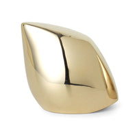 アヴェスはオランダ人建築家のコー・デールによって創られました。彼は鳥をモチーフにその本質を描き出す事に情熱を傾け、納得のいくフォルムに到達するまで生涯を通してシンプルなラインで表現する事に努めました。永遠に変わる事のない本質を形にする事で、時の移ろいに流されないデザインが生まれたのです。アヴェスには3つのサイズがあり、それぞれに異なる表情を持っています。それはごく普通に見える物事にも何かしら特別なものがあるという彼の主張を際立たせているように思われます。