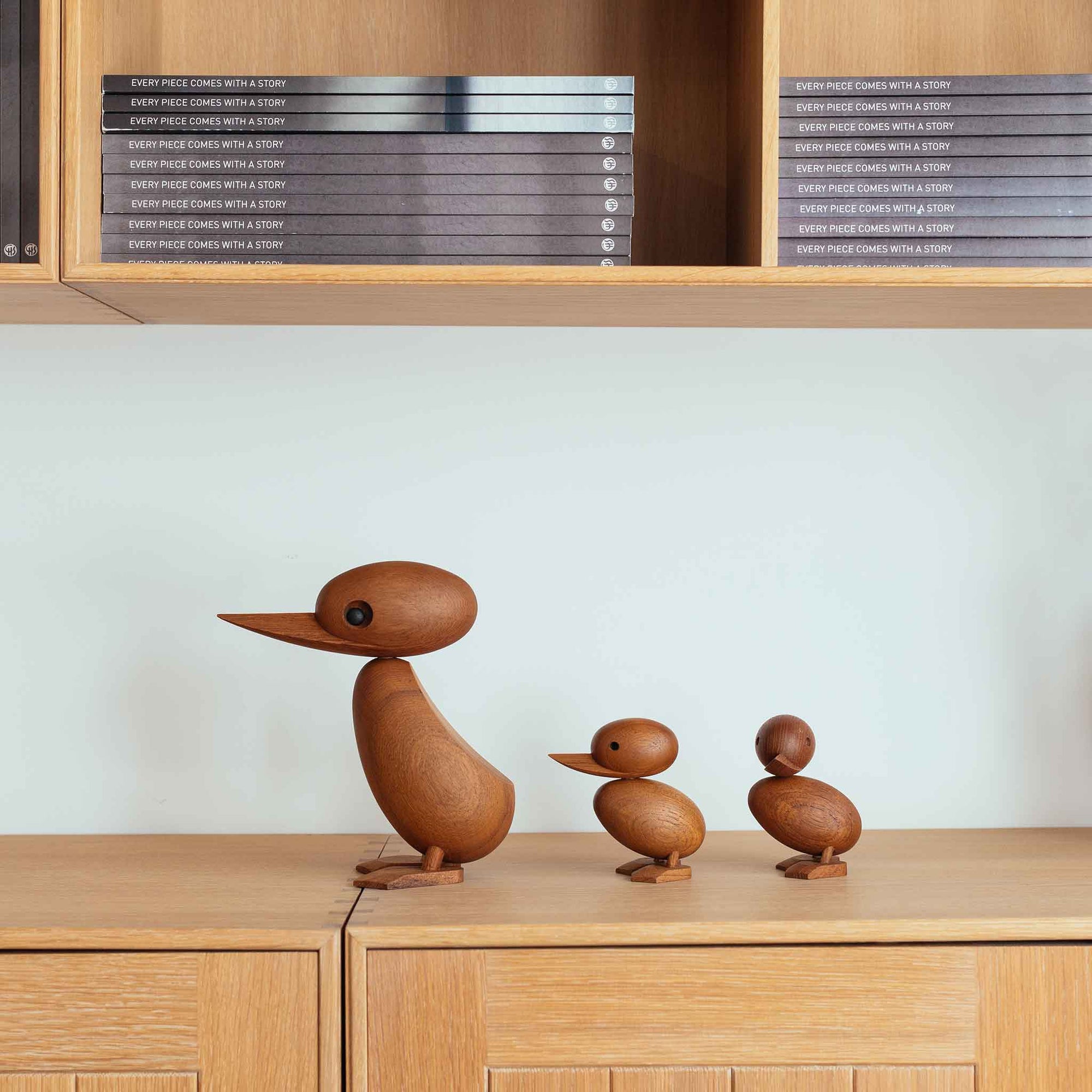 1959年、デンマーク・フレデリクスベアのラッシュアワーのこと。一家のカモがにぎやかな通りに迷い込みました。警官は車と歩行者の交通を止めて、このかわいらしいカモの家族が無事に通れるように道を譲りました。この微笑ましい出来事は、地元新聞の一面を飾り、デンマークの人々の心を魅了しました。この物語に心を打たれたのが、デンマークの建築家ハンス・ブリングです。彼は感動を形にしたいと、この「ダックとダックリング」をデザインしました。窓辺に飾ることができるよう、手作業で作られたチーク無垢材の製品です。頭部は動かすことができ、洗練された美しい仕上がりとなっています。ご自宅で、あなただけのカモの家族を作ってみてください。