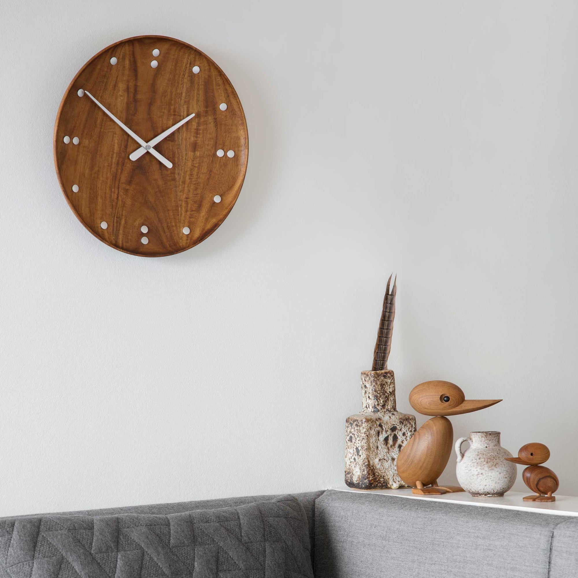 1959年、デンマーク・フレデリクスベアのラッシュアワーのこと。一家のカモがにぎやかな通りに迷い込みました。警官は車と歩行者の交通を止めて、このかわいらしいカモの家族が無事に通れるように道を譲りました。この微笑ましい出来事は、地元新聞の一面を飾り、デンマークの人々の心を魅了しました。この物語に心を打たれたのが、デンマークの建築家ハンス・ブリングです。彼は感動を形にしたいと、この「ダックとダックリング」をデザインしました。窓辺に飾ることができるよう、手作業で作られたチーク無垢材の製品です。頭部は動かすことができ、洗練された美しい仕上がりとなっています。ご自宅で、あなただけのカモの家族を作ってみてください。