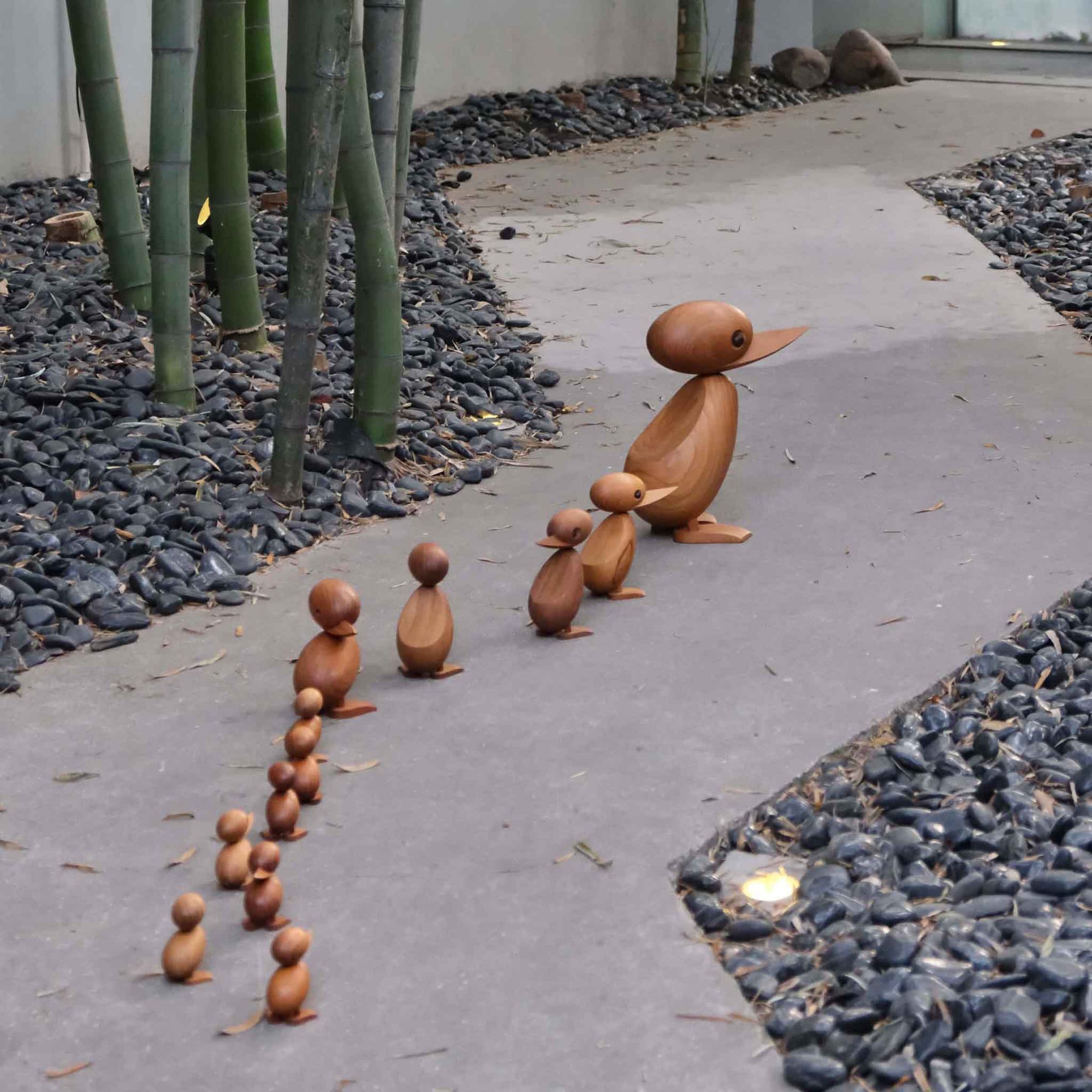 1959年、デンマーク・フレデリクスベアのラッシュアワーのこと。一家のカモがにぎやかな通りに迷い込みました。警官は車と歩行者の交通を止めて、このかわいらしいカモの家族が無事に通れるように道を譲りました。この微笑ましい出来事は、地元新聞の一面を飾り、デンマークの人々の心を魅了しました。この物語に心を打たれたのが、デンマークの建築家ハンス・ブリングです。彼は感動を形にしたいと、この「ダックとダックリング」をデザインしました。窓辺に飾ることができるよう、手作業で作られたチーク無垢材の製品です。頭部は動かすことができ、洗練された美しい仕上がりとなっています。ご自宅で、あなただけのカモの家族を作ってみてください。