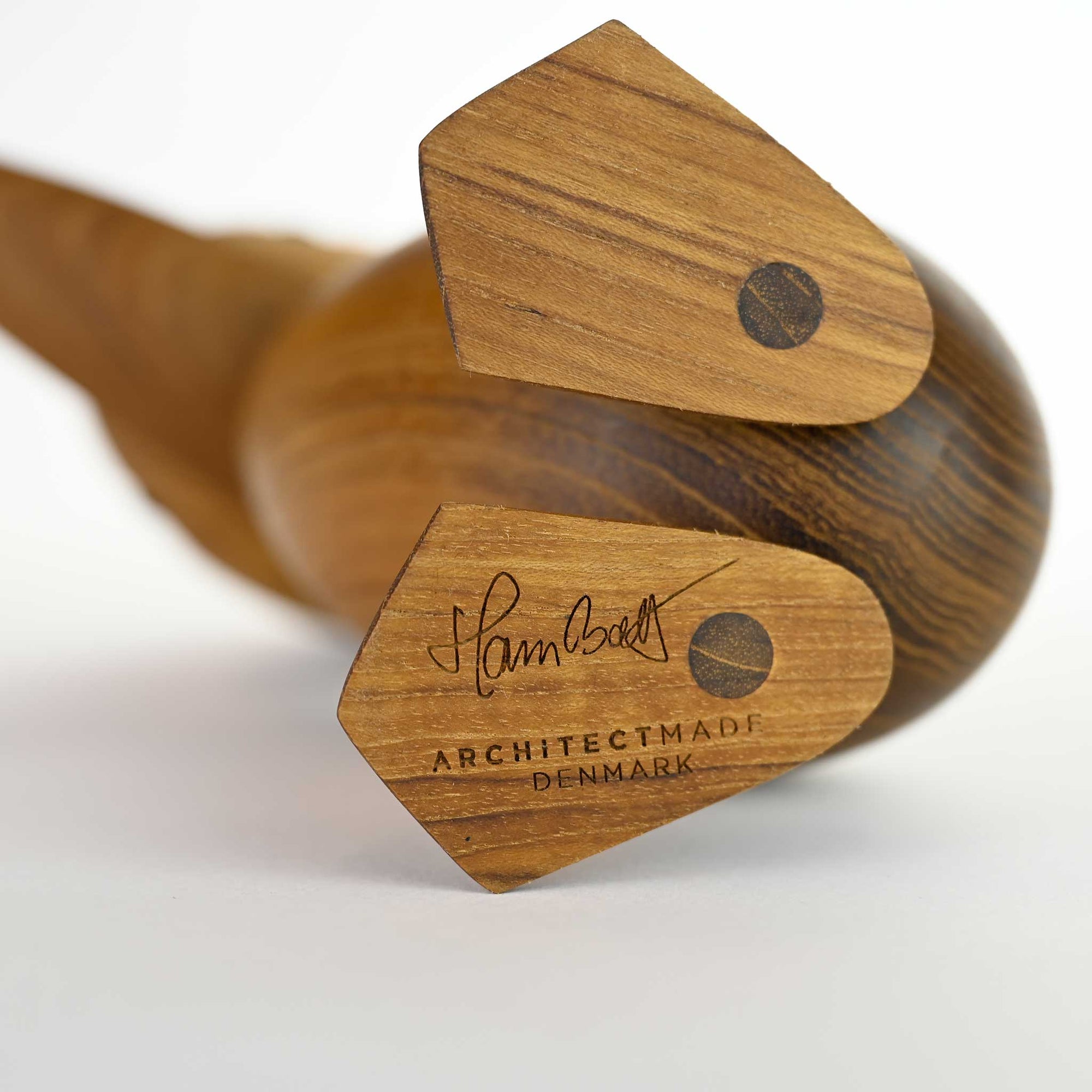 1959年、デンマーク・フレデリクスベアのラッシュアワーのこと。一家のカモがにぎやかな通りに迷い込みました。警官は車と歩行者の交通を止めて、このかわいらしいカモの家族が無事に通れるように道を譲りました。この微笑ましい出来事は、地元新聞の一面を飾り、デンマークの人々の心を魅了しました。この物語に心を打たれたのが、デンマークの建築家ハンス・ブリングです。彼は感動を形にしたいと、この「ダックとダックリング」をデザインしました。窓辺に飾ることができるよう、手作業で作られたチーク無垢材の製品です。頭部は動かすことができ、洗練された美しい仕上がりとなっています。ご自宅で、あなただけのカモの家族を作ってみてください。