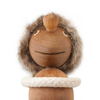 ハンス・ブリングが手掛けた「オプティミスト」と「ペシミスト」は、私たちの中にある二面性、陽と陰、喜びと憂いを象徴する存在です。精巧なデザインにより、ふたりは表情と仕草だけでその違いを伝えています。背中合わせに並べると、その姿勢のコントラストがより鮮明になり、人生のバランスや現実を優しく物語ってくれます。最高級のチーク材を用い、手作業で仕上げられた本体に、柔らかい髪と、遊び心のあるメープルとウェンジ材の目がアクセントに。ロープの腕は自由に動かすことができ、頭部も回転させたり取り外したりしてさまざまなポーズを楽しめます。