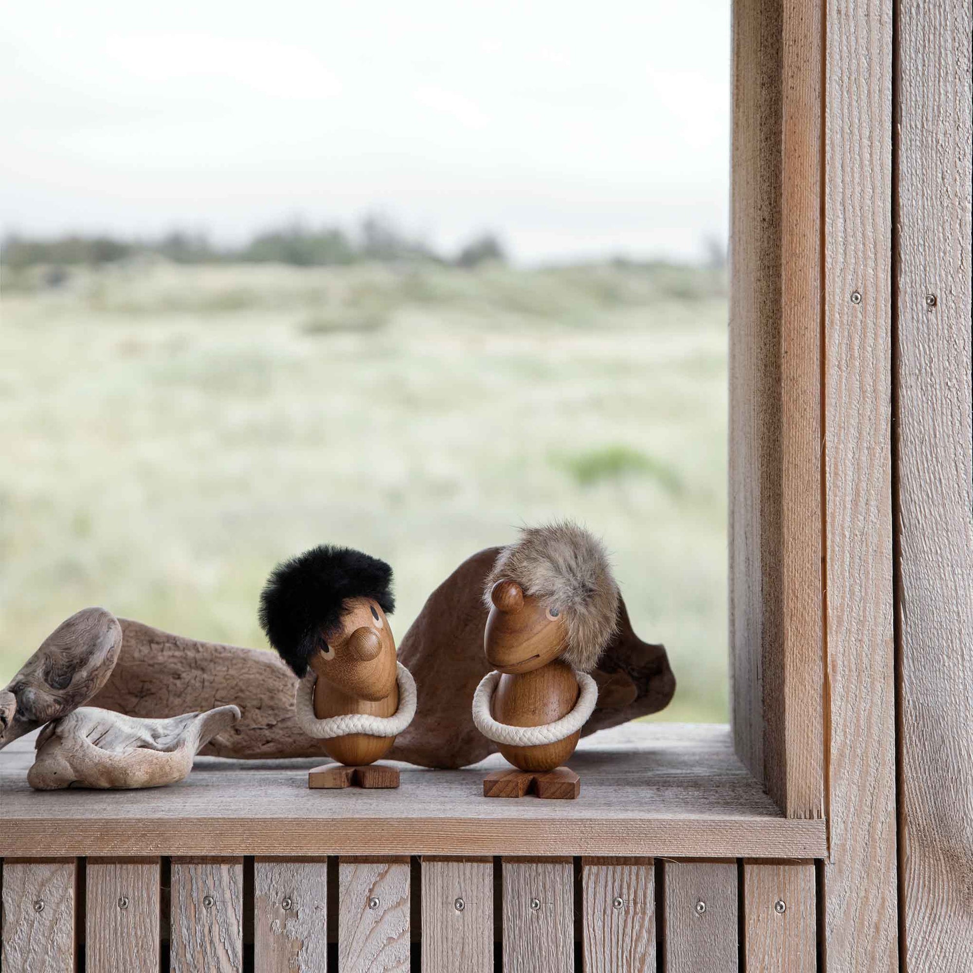 ハンス・ブリングが手掛けた「オプティミスト」と「ペシミスト」は、私たちの中にある二面性、陽と陰、喜びと憂いを象徴する存在です。精巧なデザインにより、ふたりは表情と仕草だけでその違いを伝えています。背中合わせに並べると、その姿勢のコントラストがより鮮明になり、人生のバランスや現実を優しく物語ってくれます。最高級のチーク材を用い、手作業で仕上げられた本体に、柔らかい髪と、遊び心のあるメープルとウェンジ材の目がアクセントに。ロープの腕は自由に動かすことができ、頭部も回転させたり取り外したりしてさまざまなポーズを楽しめます。