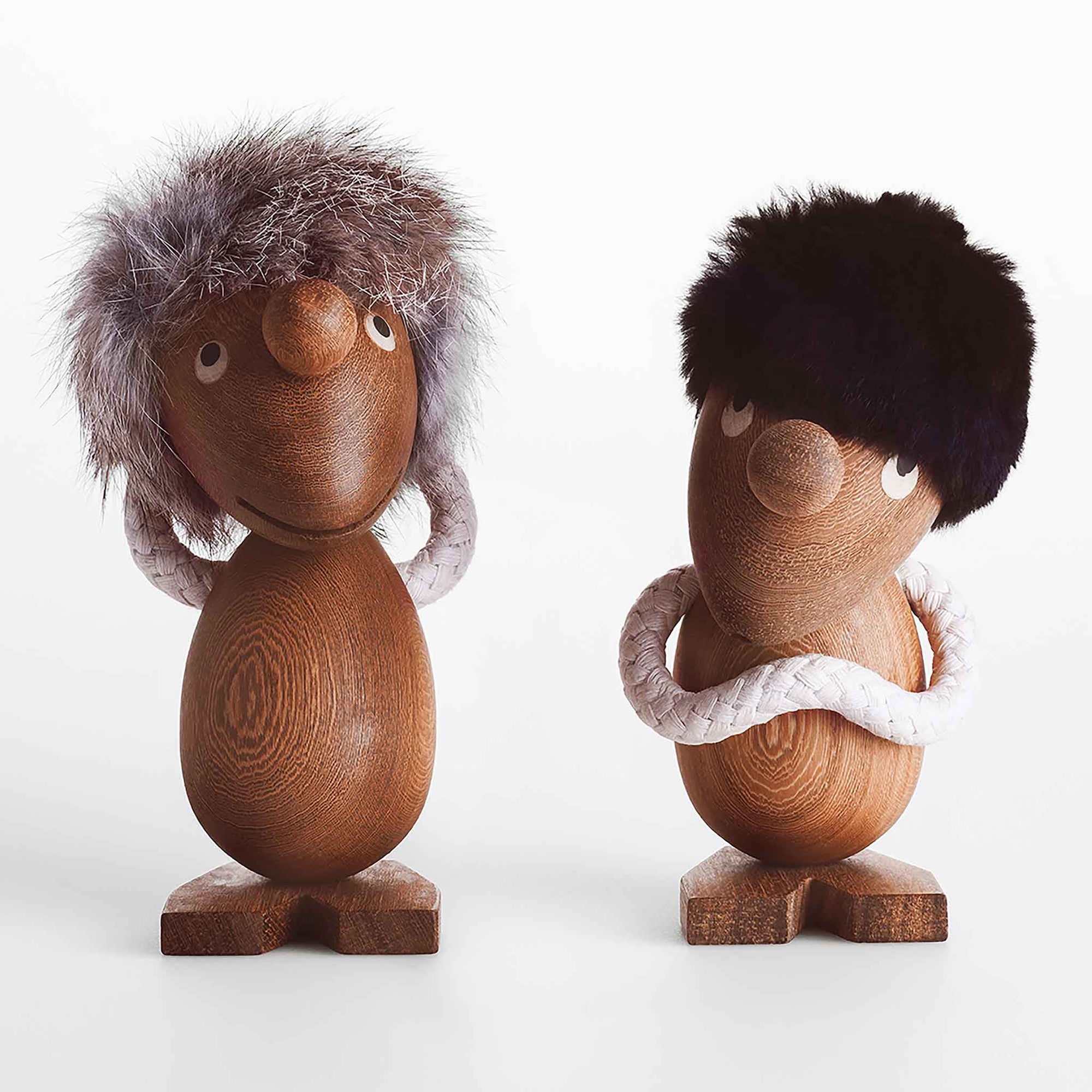 ハンス・ブリングが手掛けた「オプティミスト」と「ペシミスト」は、私たちの中にある二面性、陽と陰、喜びと憂いを象徴する存在です。精巧なデザインにより、ふたりは表情と仕草だけでその違いを伝えています。背中合わせに並べると、その姿勢のコントラストがより鮮明になり、人生のバランスや現実を優しく物語ってくれます。最高級のチーク材を用い、手作業で仕上げられた本体に、柔らかい髪と、遊び心のあるメープルとウェンジ材の目がアクセントに。ロープの腕は自由に動かすことができ、頭部も回転させたり取り外したりしてさまざまなポーズを楽しめます。