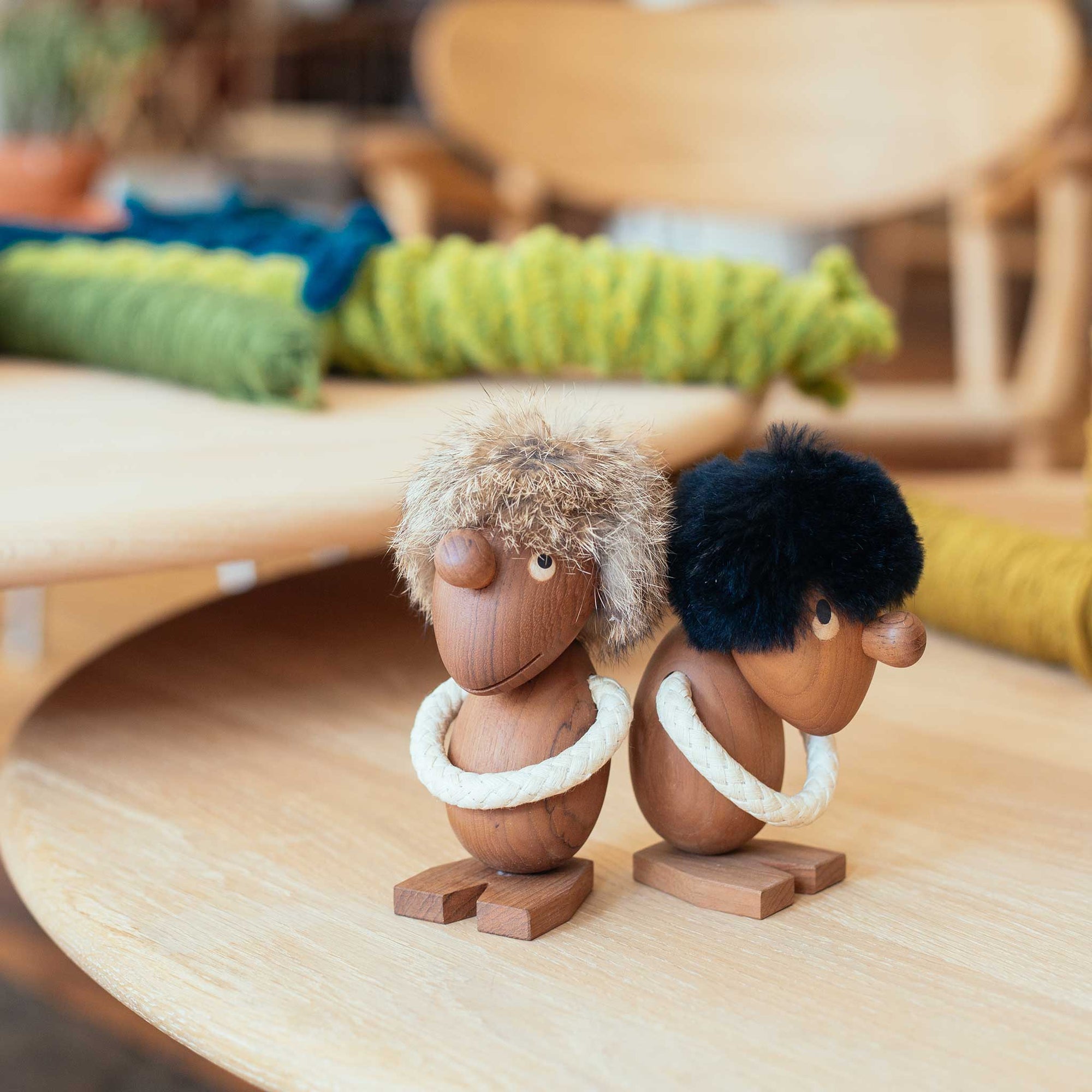 ハンス・ブリングが手掛けた「オプティミスト」と「ペシミスト」は、私たちの中にある二面性、陽と陰、喜びと憂いを象徴する存在です。精巧なデザインにより、ふたりは表情と仕草だけでその違いを伝えています。背中合わせに並べると、その姿勢のコントラストがより鮮明になり、人生のバランスや現実を優しく物語ってくれます。最高級のチーク材を用い、手作業で仕上げられた本体に、柔らかい髪と、遊び心のあるメープルとウェンジ材の目がアクセントに。ロープの腕は自由に動かすことができ、頭部も回転させたり取り外したりしてさまざまなポーズを楽しめます。