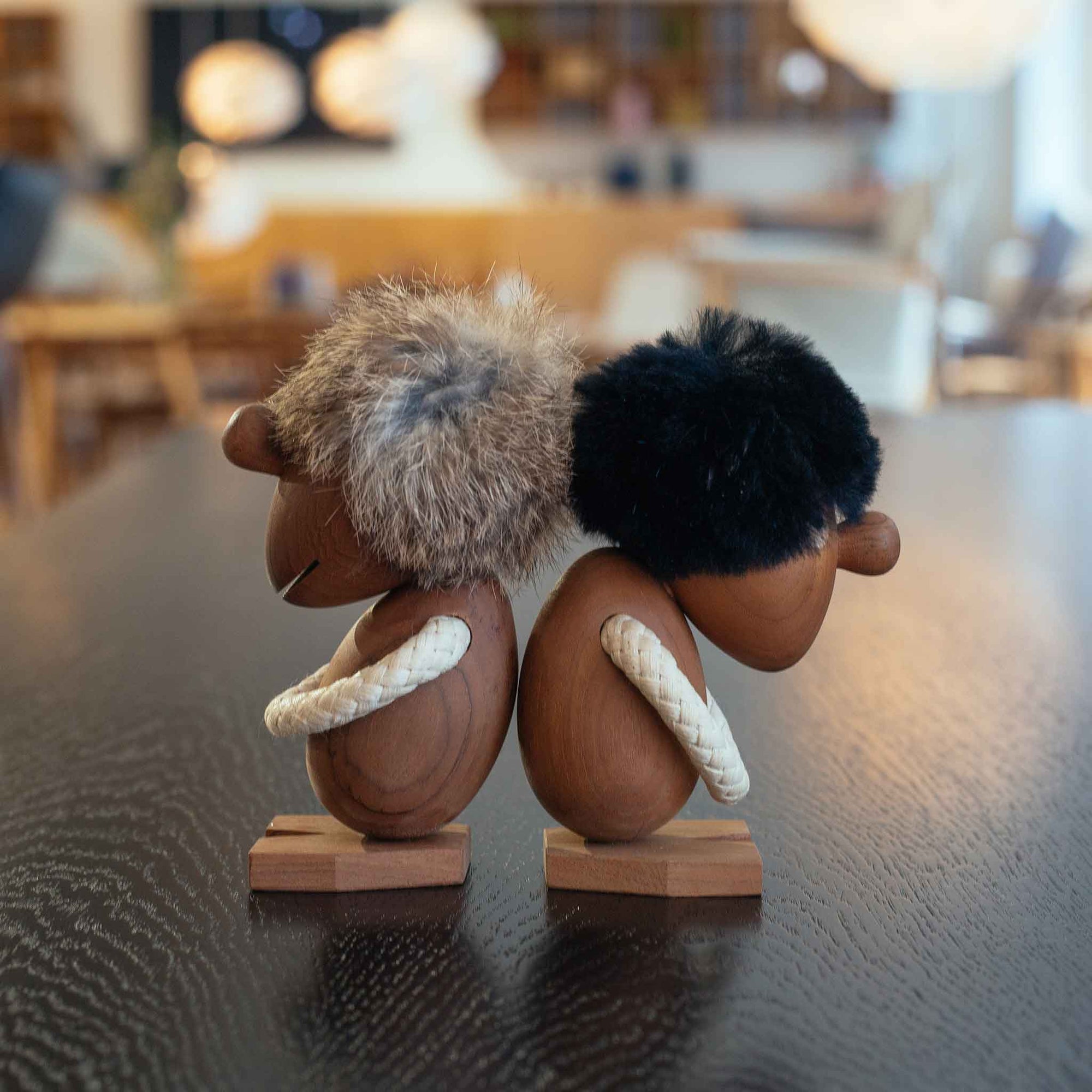 ハンス・ブリングが手掛けた「オプティミスト」と「ペシミスト」は、私たちの中にある二面性、陽と陰、喜びと憂いを象徴する存在です。精巧なデザインにより、ふたりは表情と仕草だけでその違いを伝えています。背中合わせに並べると、その姿勢のコントラストがより鮮明になり、人生のバランスや現実を優しく物語ってくれます。最高級のチーク材を用い、手作業で仕上げられた本体に、柔らかい髪と、遊び心のあるメープルとウェンジ材の目がアクセントに。ロープの腕は自由に動かすことができ、頭部も回転させたり取り外したりしてさまざまなポーズを楽しめます。