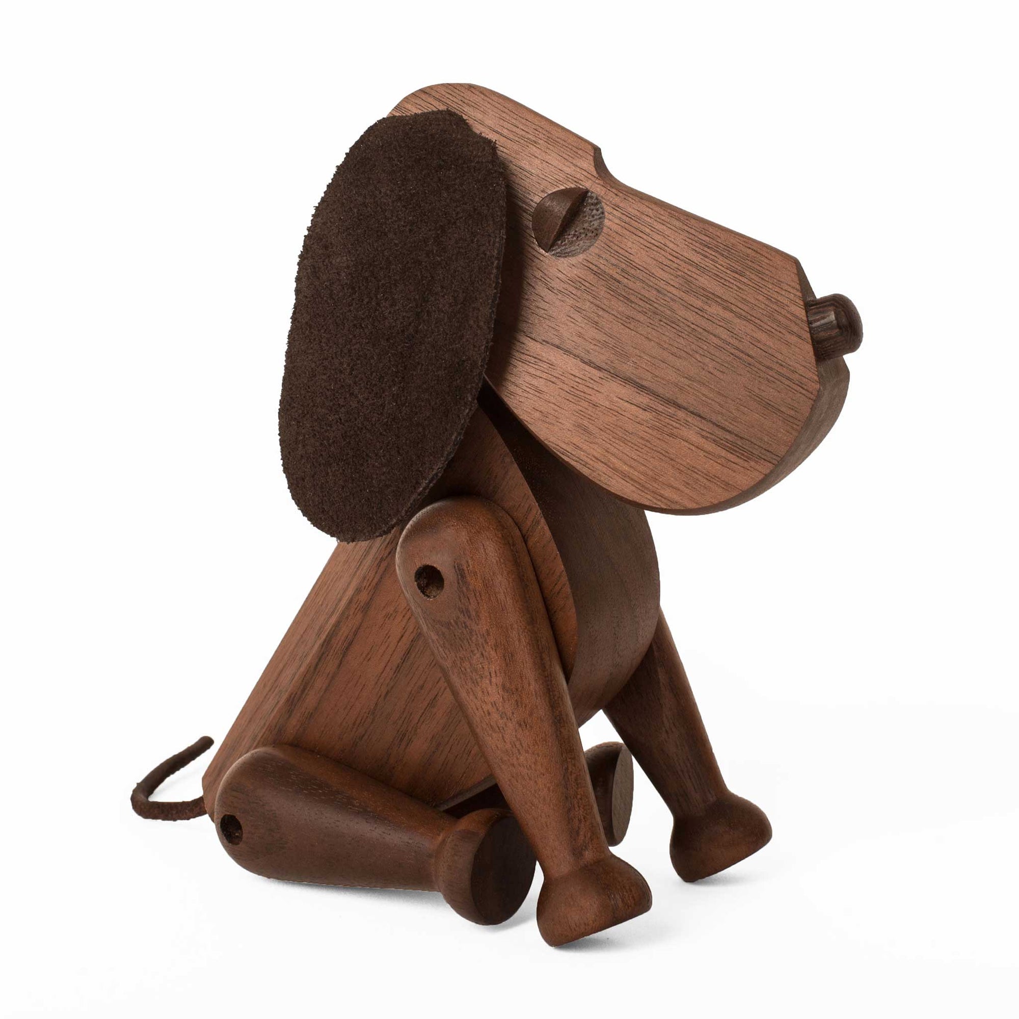 “ボビー”の体はいくつかの部分に分かれていて、いろいろ犬らしい動きを表現します。「お座り」「お手」「伏せ」もできますし、あまり構ってやらないと隅っこでションボリと不満を表現することもできます。だからといって“ボビー”はごく当たり前の犬ではありません。いくつかのテクニカルな詳細がその体に隠されているので、ムードや感情を高度に表現することもできます。体各所の角度、曲線、縁など芸術家ならずではの精密さと長けた技巧を駆使して、長い年月をかけて考え抜かれたもので、結果はこよなくシンプルで、しかもハーモニーにあふれたデザインとなりました。