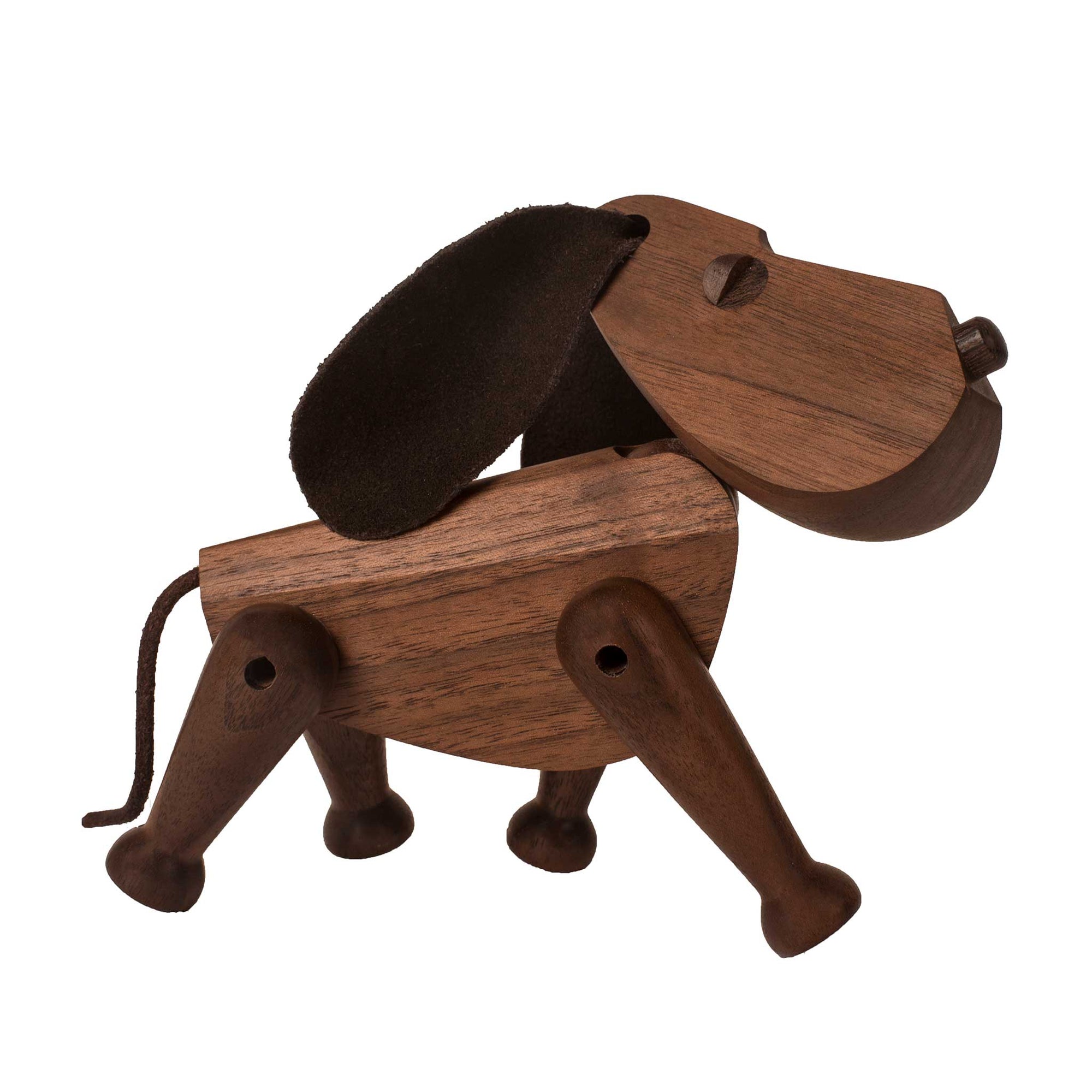 “ボビー”の体はいくつかの部分に分かれていて、いろいろ犬らしい動きを表現します。「お座り」「お手」「伏せ」もできますし、あまり構ってやらないと隅っこでションボリと不満を表現することもできます。だからといって“ボビー”はごく当たり前の犬ではありません。いくつかのテクニカルな詳細がその体に隠されているので、ムードや感情を高度に表現することもできます。体各所の角度、曲線、縁など芸術家ならずではの精密さと長けた技巧を駆使して、長い年月をかけて考え抜かれたもので、結果はこよなくシンプルで、しかもハーモニーにあふれたデザインとなりました。