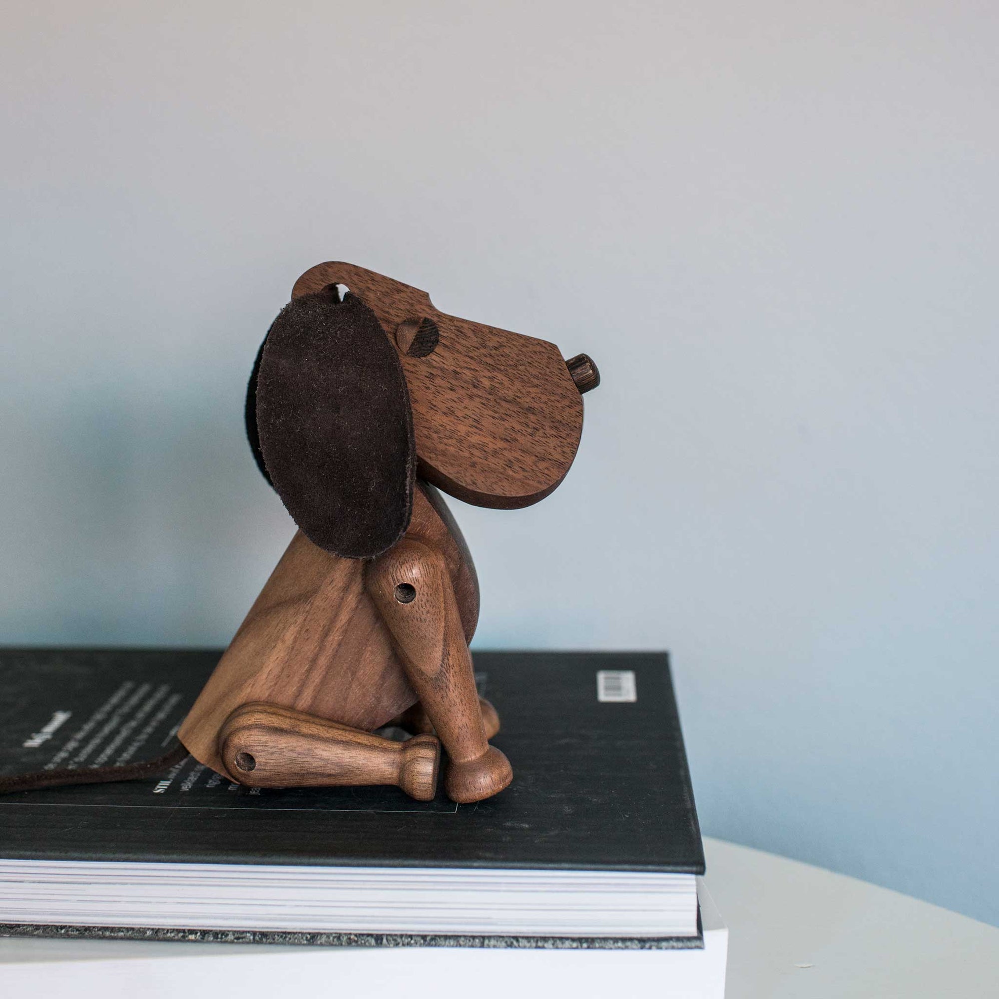 “ボビー”の体はいくつかの部分に分かれていて、いろいろ犬らしい動きを表現します。「お座り」「お手」「伏せ」もできますし、あまり構ってやらないと隅っこでションボリと不満を表現することもできます。だからといって“ボビー”はごく当たり前の犬ではありません。いくつかのテクニカルな詳細がその体に隠されているので、ムードや感情を高度に表現することもできます。体各所の角度、曲線、縁など芸術家ならずではの精密さと長けた技巧を駆使して、長い年月をかけて考え抜かれたもので、結果はこよなくシンプルで、しかもハーモニーにあふれたデザインとなりました。