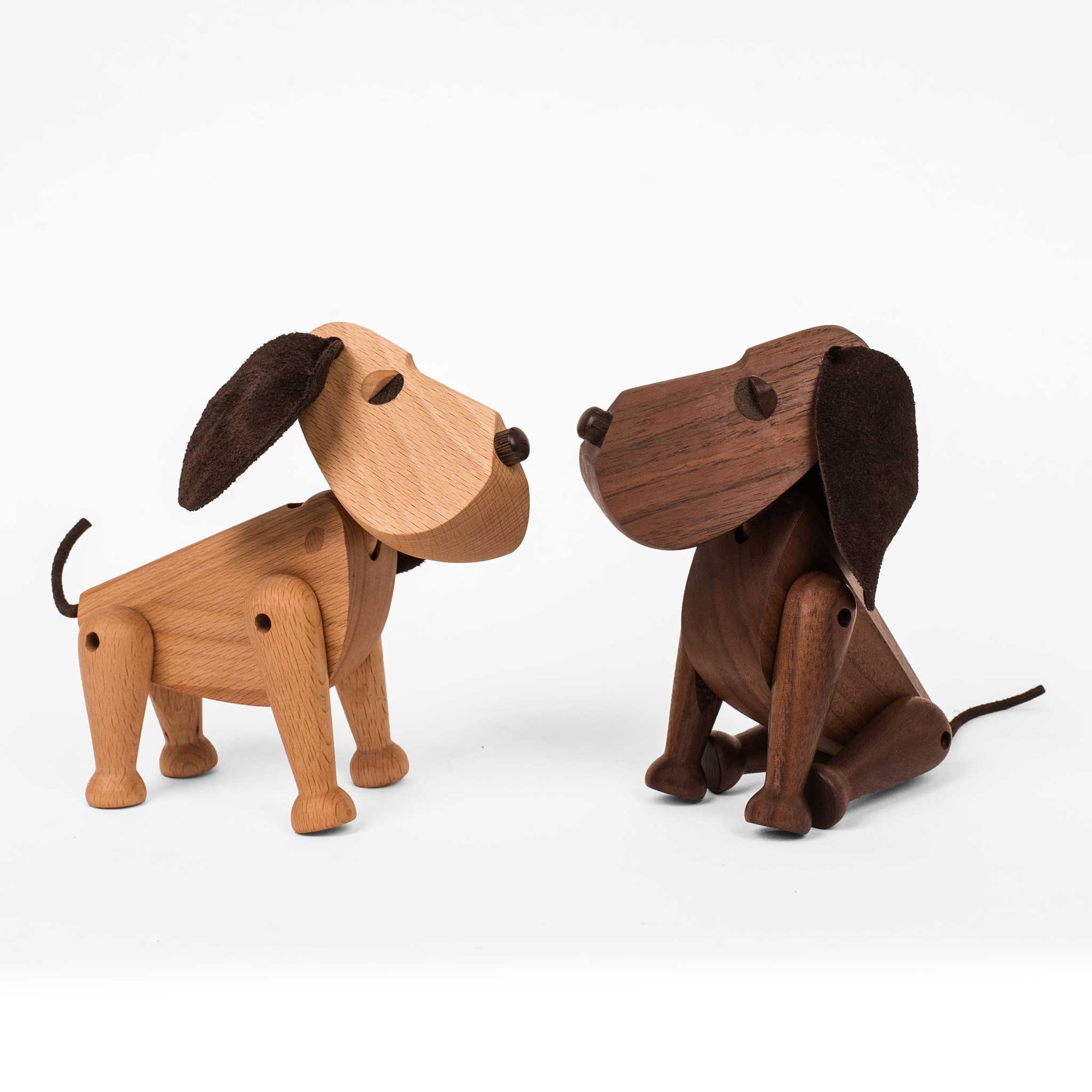 “ボビー”の体はいくつかの部分に分かれていて、いろいろ犬らしい動きを表現します。「お座り」「お手」「伏せ」もできますし、あまり構ってやらないと隅っこでションボリと不満を表現することもできます。だからといって“ボビー”はごく当たり前の犬ではありません。いくつかのテクニカルな詳細がその体に隠されているので、ムードや感情を高度に表現することもできます。体各所の角度、曲線、縁など芸術家ならずではの精密さと長けた技巧を駆使して、長い年月をかけて考え抜かれたもので、結果はこよなくシンプルで、しかもハーモニーにあふれたデザインとなりました。