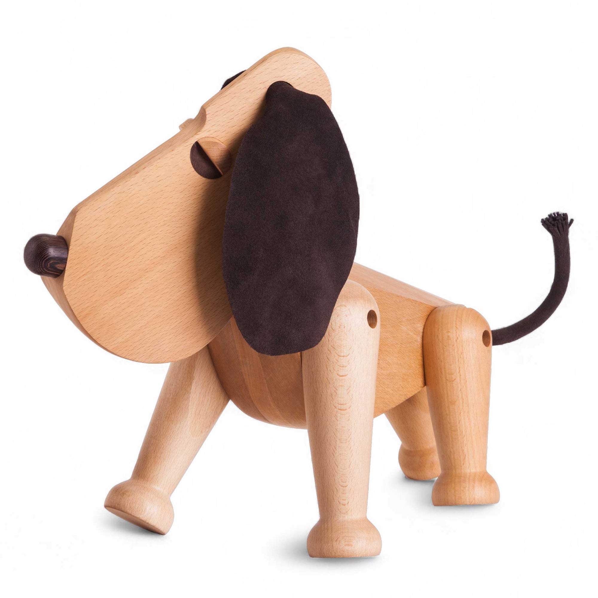 犬はいつの時代も人間の良き友、良き理解者です。犬が大好きな若き日のハンス・ブリングは1953年にオスカーをデザインしました。オスカーが初めて作られてから65年、長い間愛され続けてきた"犬"はこの度、オスカーと同じ技術を用い、細部まで同じように作られたルーファスとして登場する事になりました。頭や脚など、動くパーツはルーファスをあたかも本物の犬のように見せてくれます。ルーファスが何かに警戒して尻尾をピンとたてていても、目にした人の心を掴み瞬時に「自分の犬が欲しい」と思った子供時代を思い起こさせるのです。ルーファスにはビーチ材と革が用いられています。一つ一つに個性があり、年月とともに磨かれていき、そしてあなたの生涯の友達になるのです。