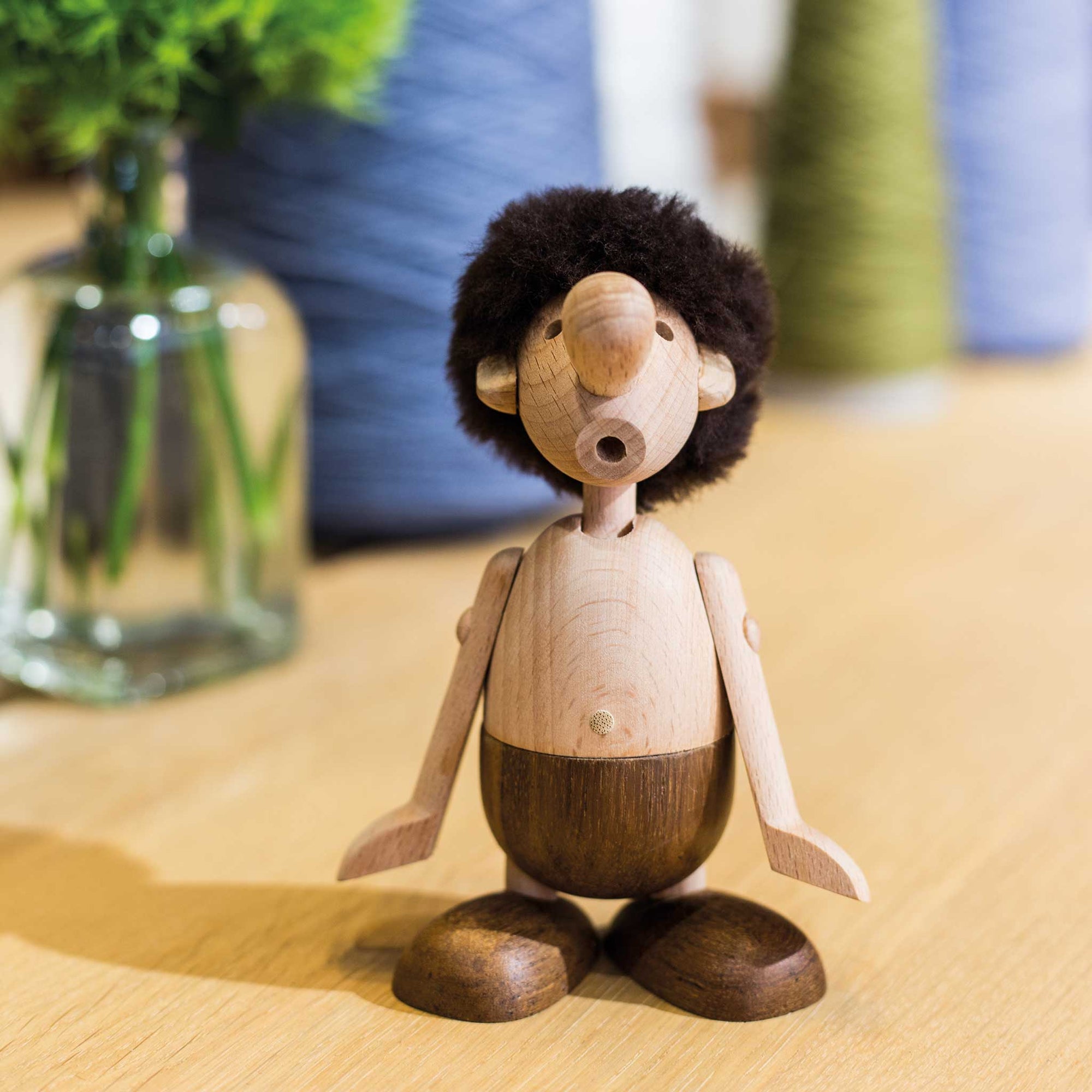 Stritは、最も暗い日を明るくするのに役立つ、自己非難の典型的なデンマークの美徳を体現しています。 時には、私たちはすべてが重要であり、私たちが自分たちを信じるように全面的に取り組んでいるわけではないことを思い出さなければなりません。 移動可能なボディでArchitectMade Stritは、驚きから懸念まで、そしてその間のすべてのポーズを取ることができます。