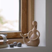 Architectmadeの古典的なマーメイドの木製フィギュアは、1960年にHansBøllingによってデザインされました。マーメイドは、洗練された女性らしいオーラを体現しており、今日必要なハーモニーとバランスをもたらします。それは木製と頭の中で手作りです、フィンとウエストは異なる表現を得るために回転することができます。デンマークのデザインが好きな方に最適なギフトです！